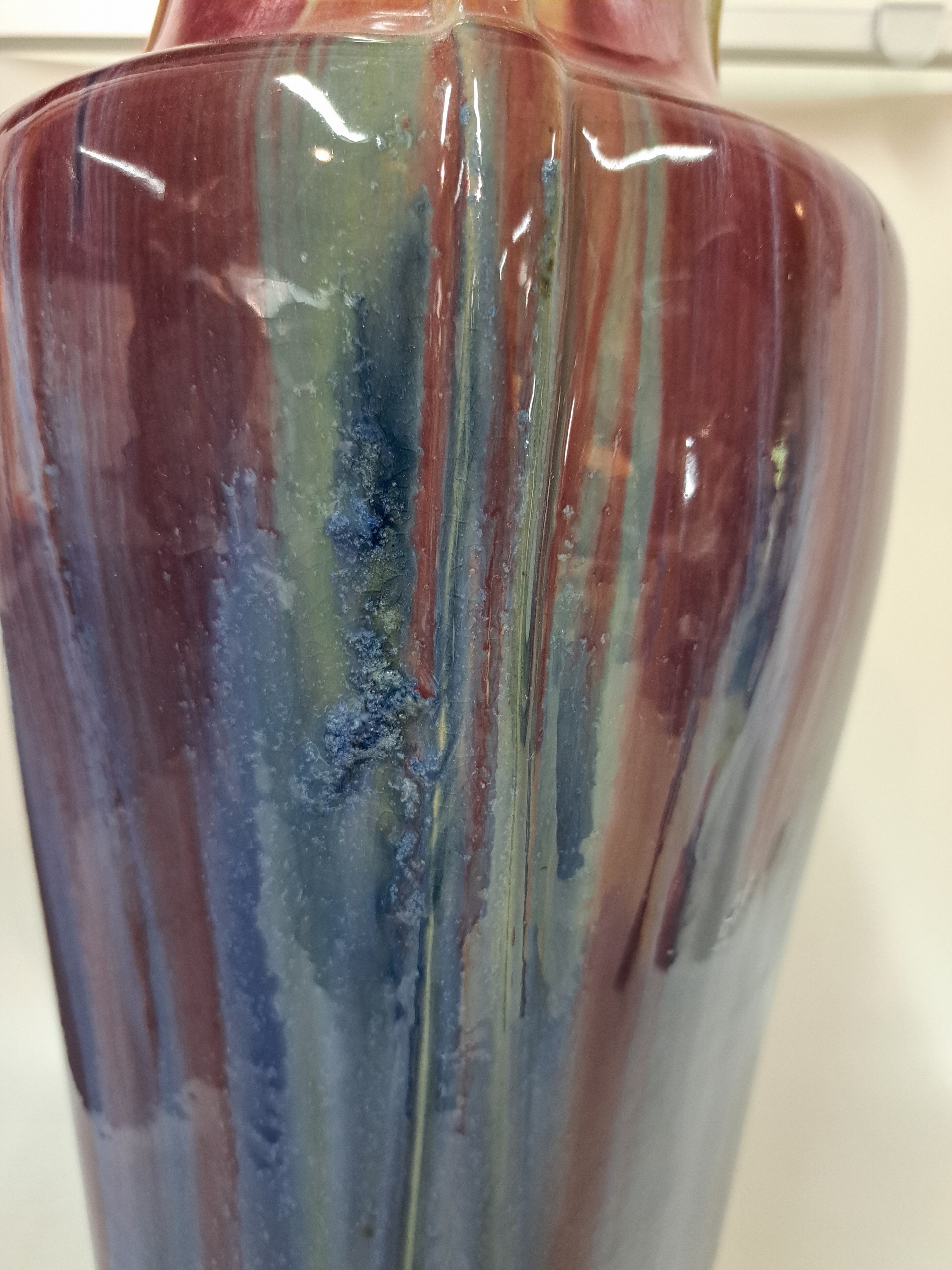 Detail c: Große Vase, Frankreich, um 1900, Jugendstil, Keramik mit ochsenblutroter und blauer Laufglasur, H. ca. 41cm