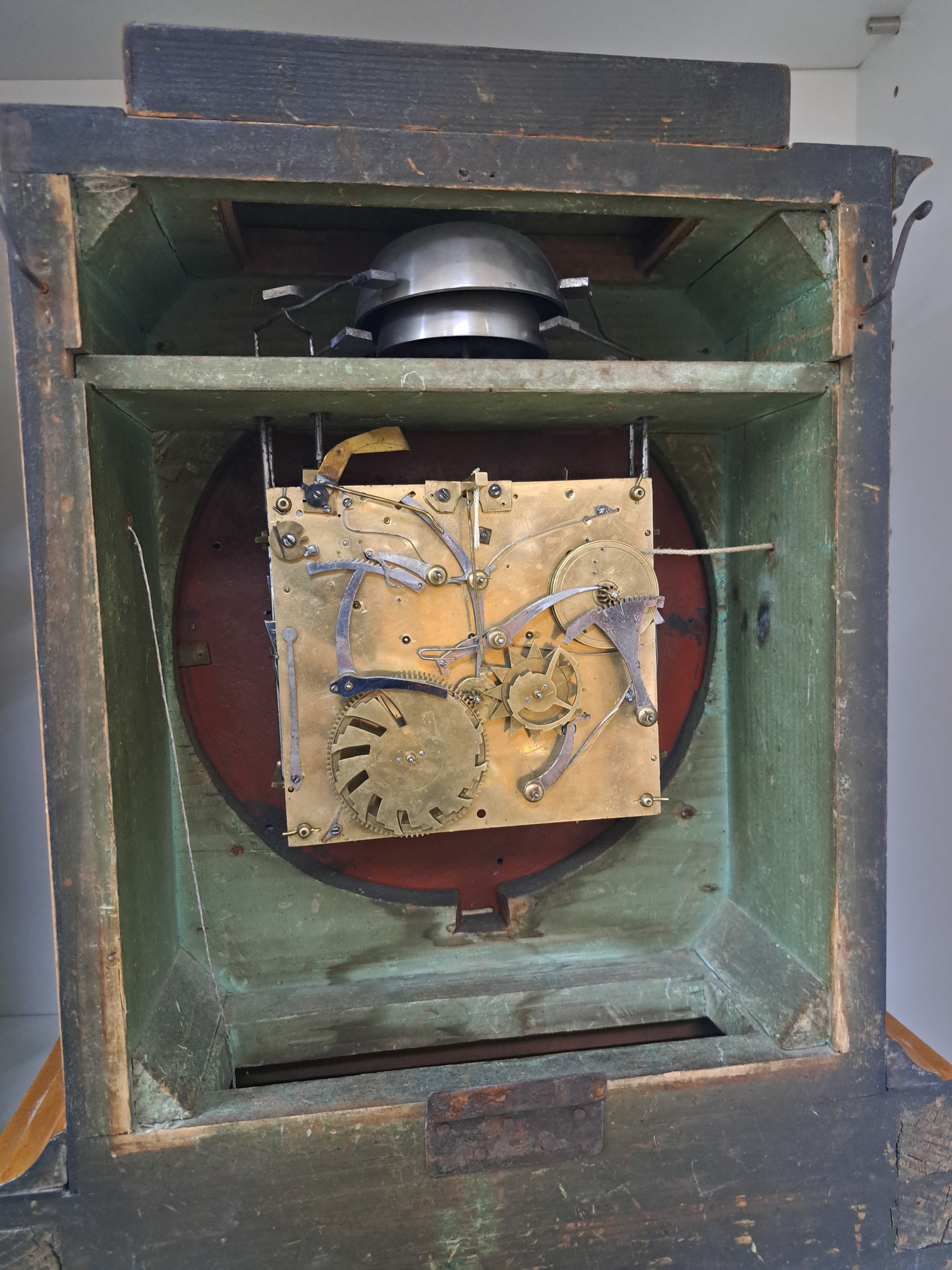 Detail a: Biedermeieruhr, Frankfurt, um 1810/20, Obstholzfurnier, Eckverzierungen sek., stark gewölbter großer Glasdeckel, Emailzifferblatt (mehrfach ...