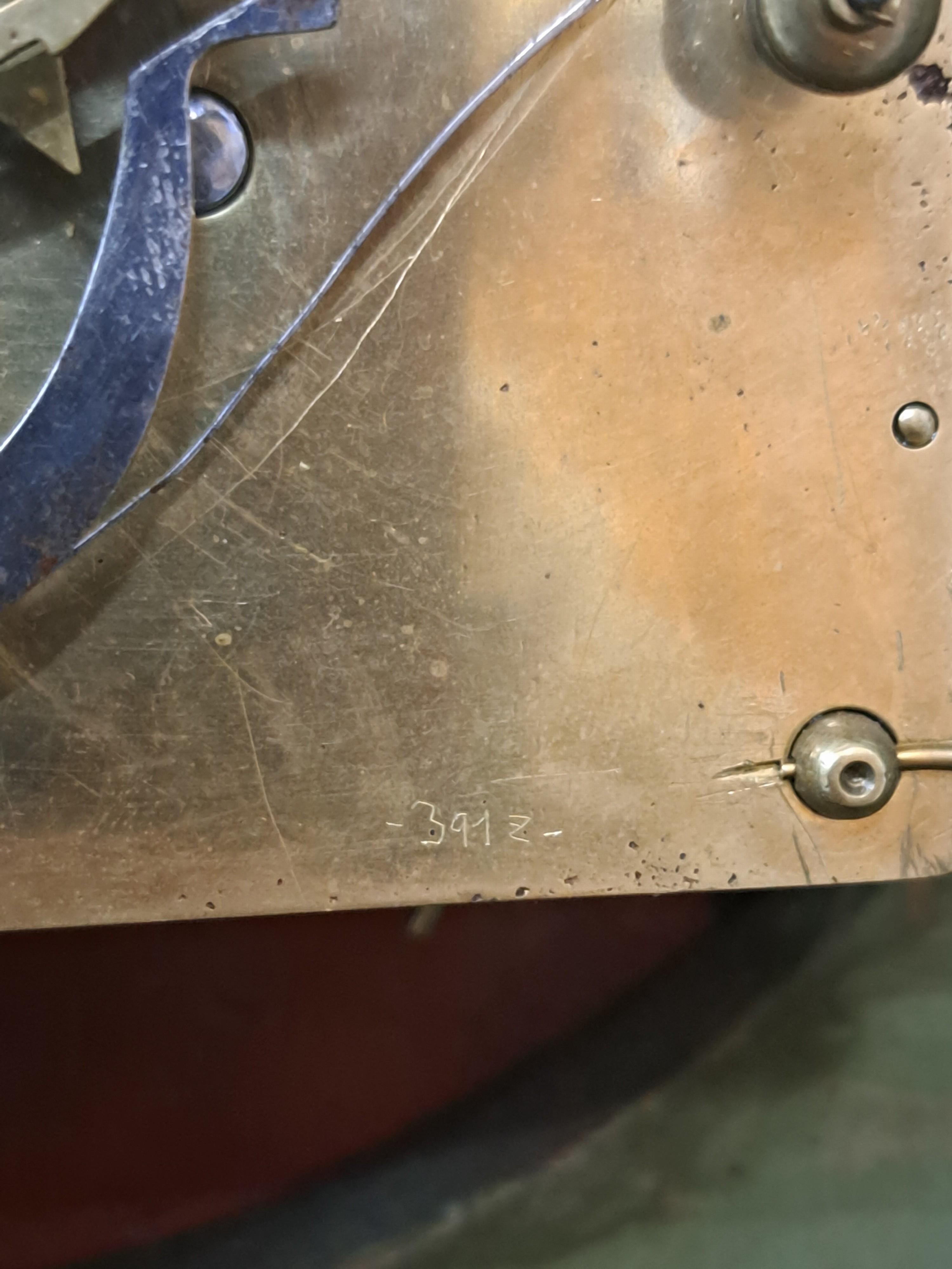 Detail c: Biedermeieruhr, Frankfurt, um 1810/20, Obstholzfurnier, Eckverzierungen sek., stark gewölbter großer Glasdeckel, Emailzifferblatt (mehrfach ...