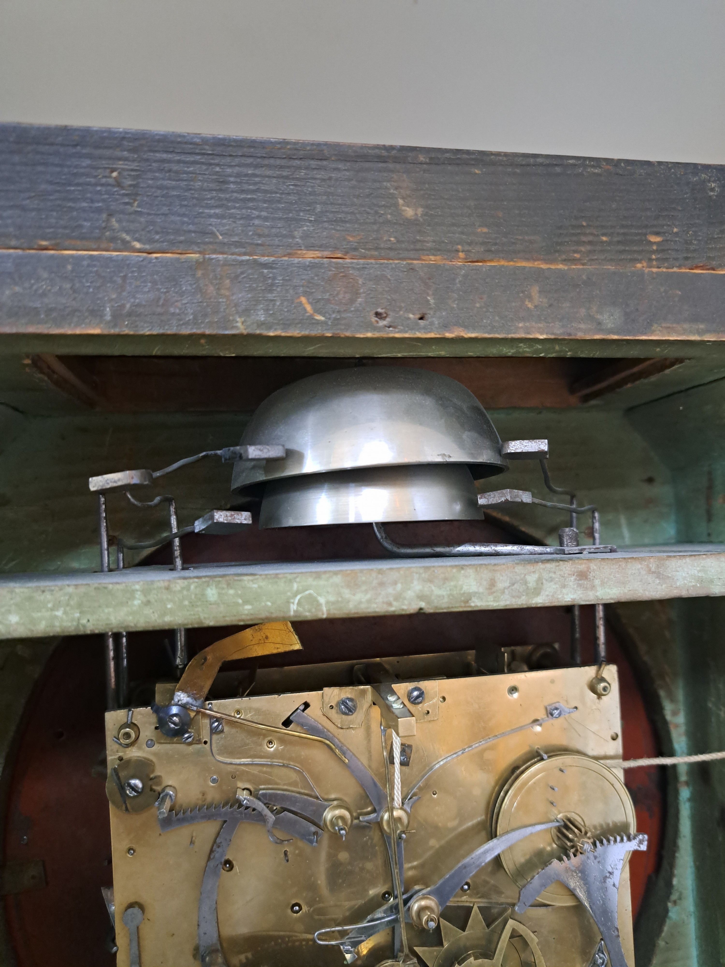 Detail d: Biedermeieruhr, Frankfurt, um 1810/20, Obstholzfurnier, Eckverzierungen sek., stark gewölbter großer Glasdeckel, Emailzifferblatt (mehrfach ...