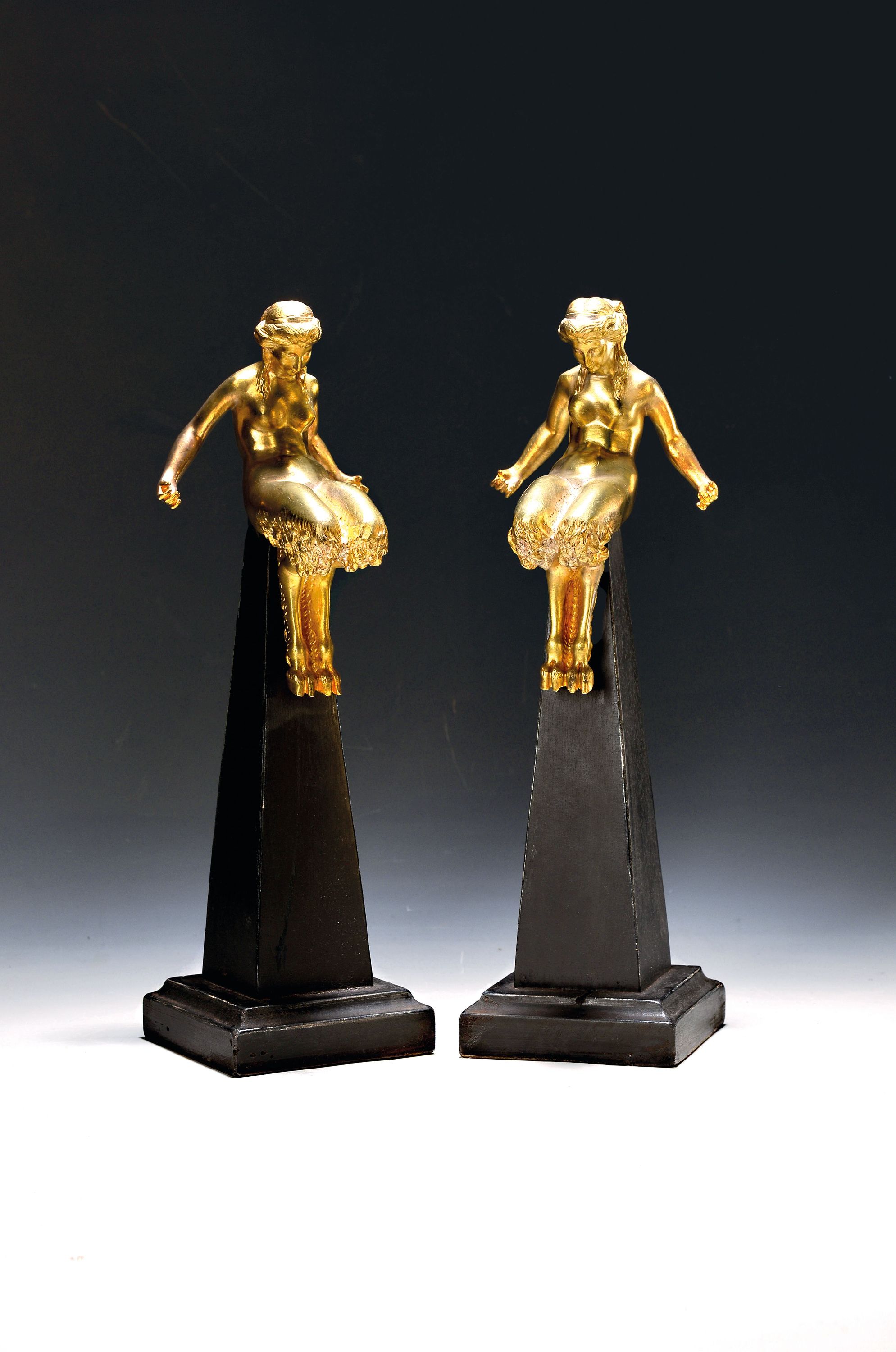 Image 27076715 - Paar Karyatiden, Frankreich, um 1900, Bronze poliert, auf ebonisierten Obelisken ...