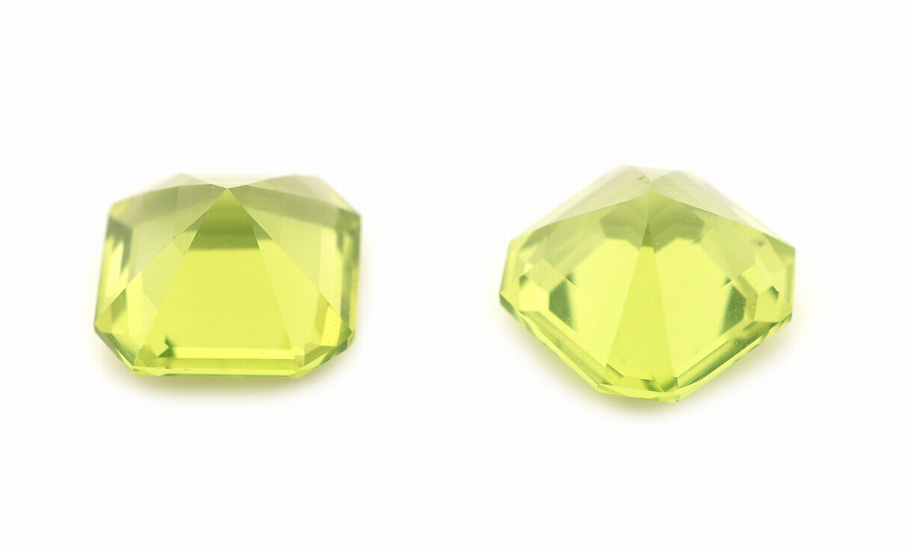 Detail a: Lot 2 lose Peridots, zus. ca. 3.35 ct, Kissenschliff, 1 x 1.66 ct, 1 x 1.69 ct