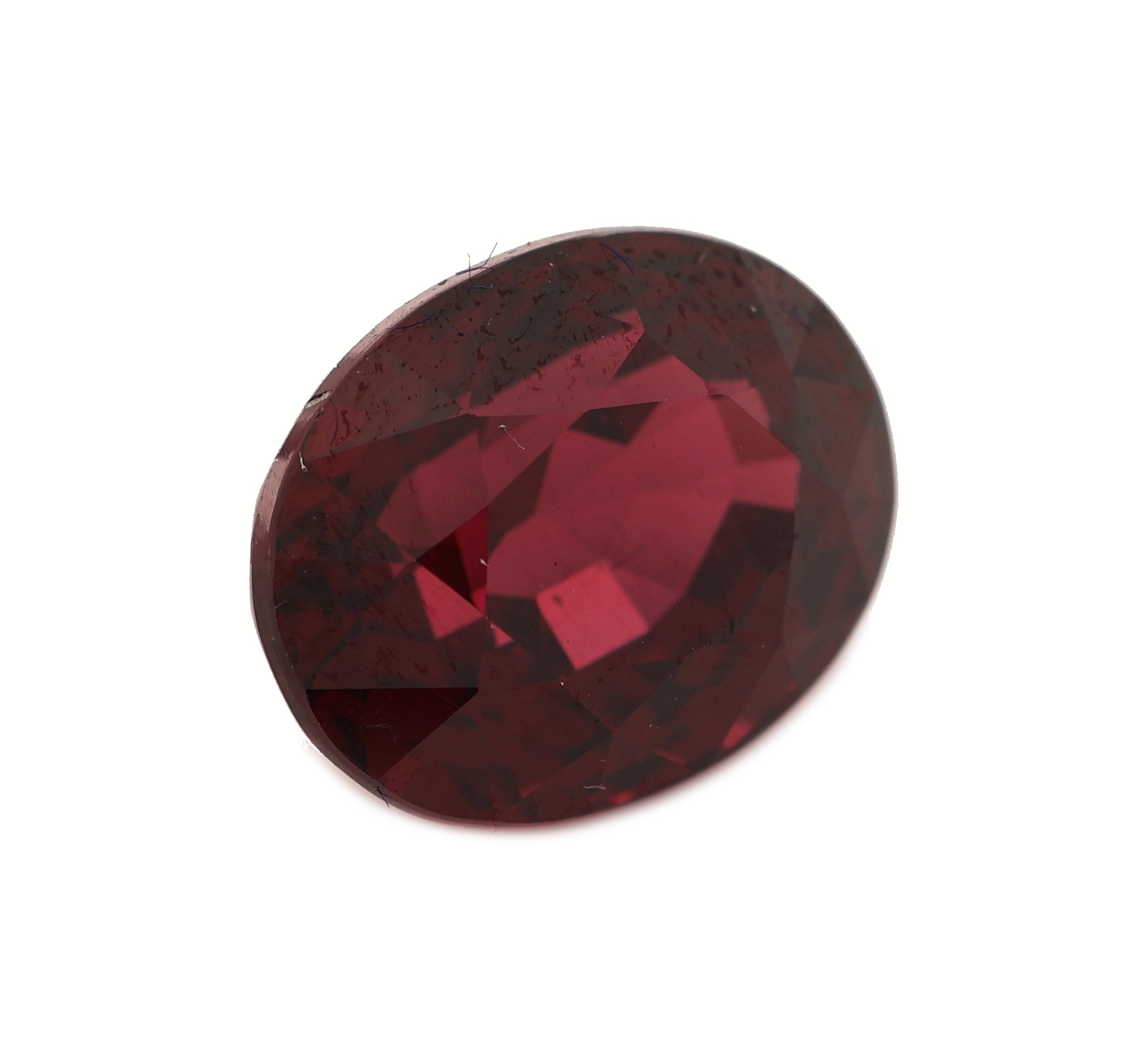 Detail a: Loser Rhodolith, ca. 7.0 ct, ovalfacett.