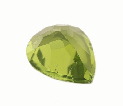27076749b - Loser Peridot, ca. 6.49 ct, facett. Tropfen, ca. 13.93 x 11.45 x 6.48 mm, Herkunft Burma ...