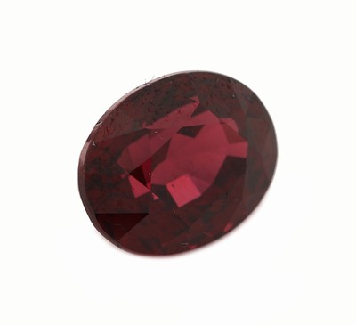 27076781a - Loser Rhodolith, ca. 7.0 ct, ovalfacett. Schätzpreis: 380, - EUR