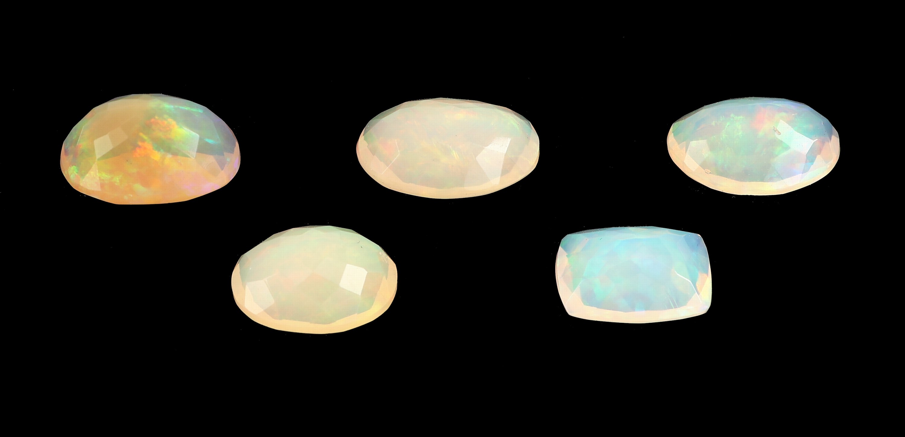 Detail a: Lot 5 lose Opale, zus. ca. 11.8 ct, 4 x ovalfacett., 1 x Cushion Cut