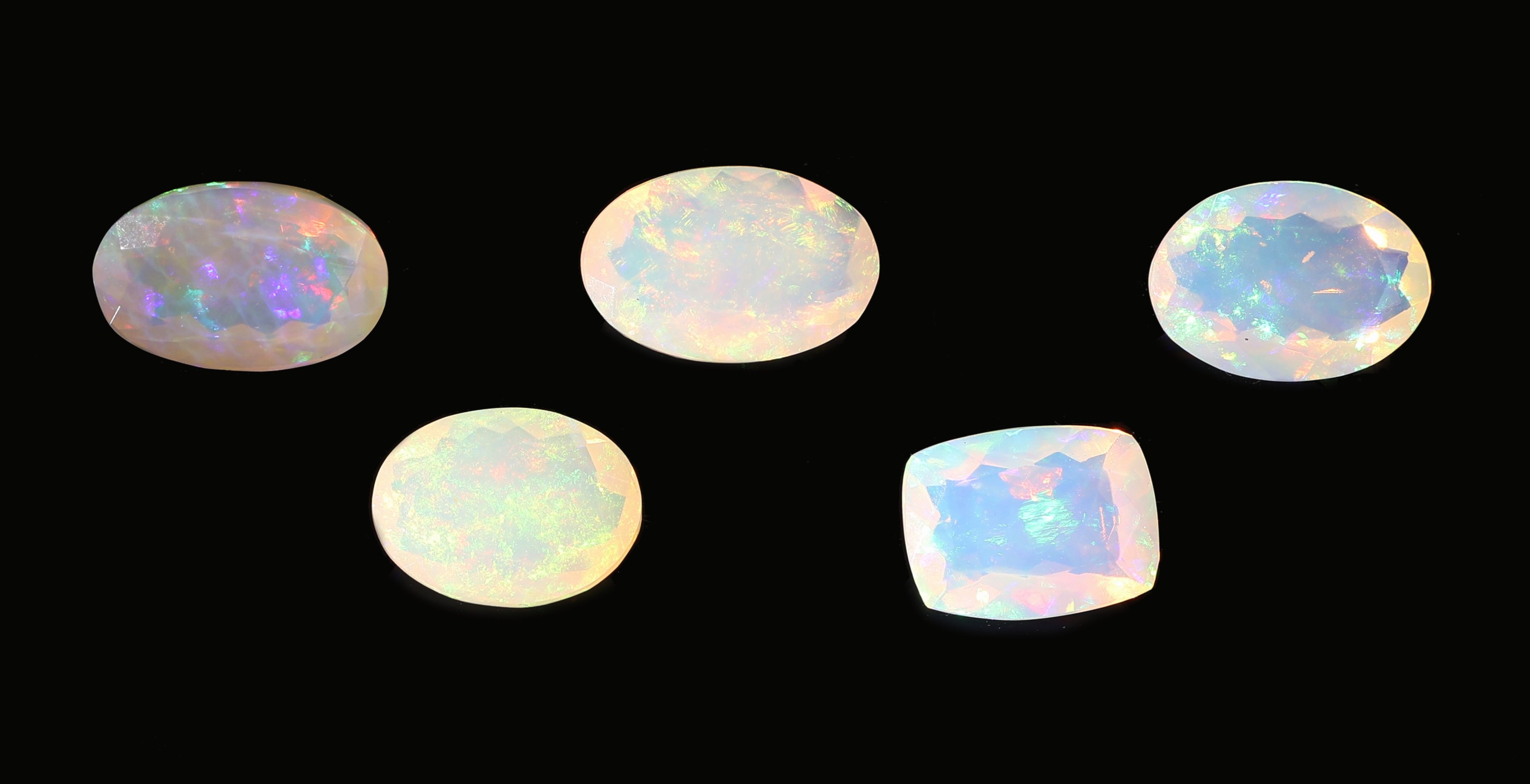 Detail b: Lot 5 lose Opale, zus. ca. 11.8 ct, 4 x ovalfacett., 1 x Cushion Cut