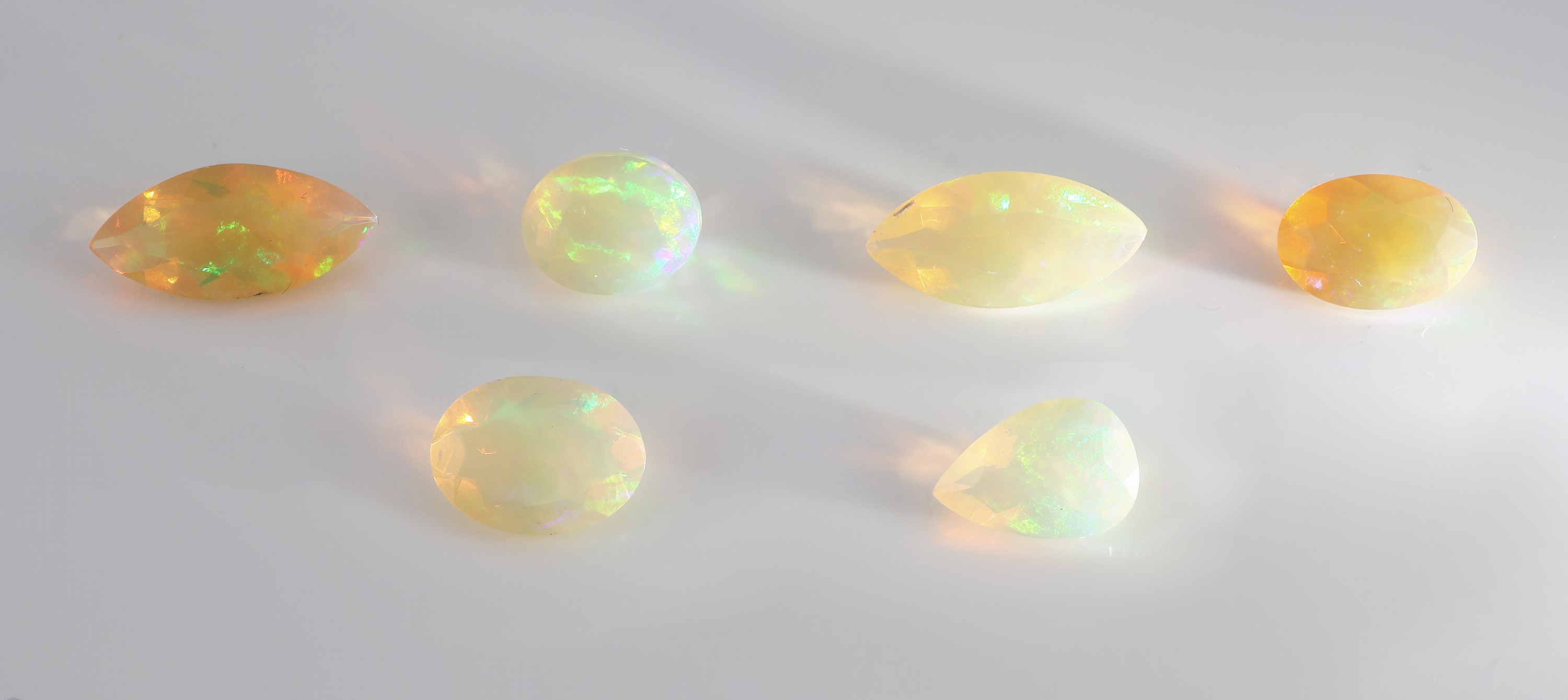 Detail b: Lot 6 lose Opale, zus. ca. 10.4 ct, 2 x facett. Navettes, 3 x ovalfacett., 1 x facett.Tropfen