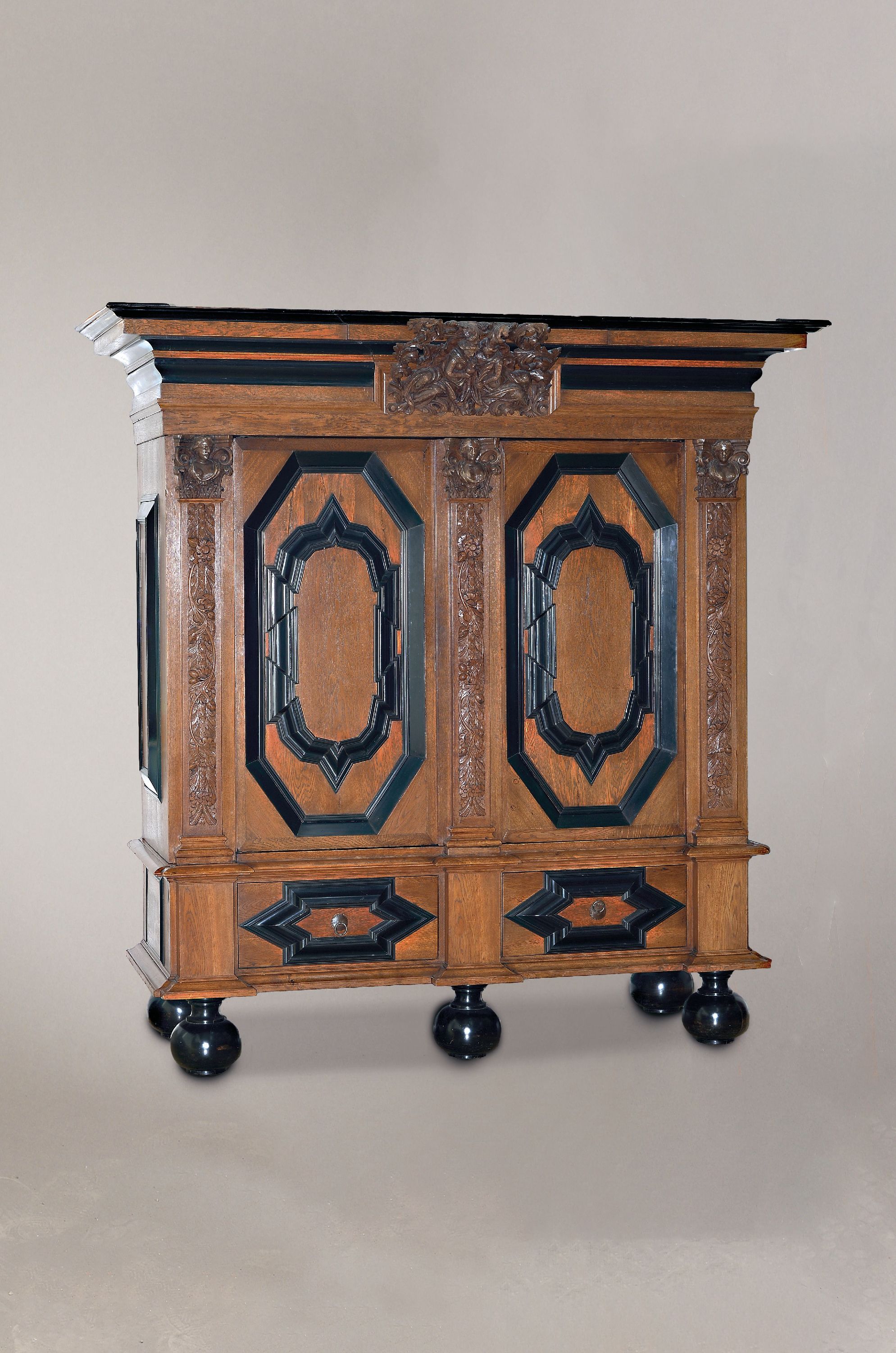 Image 27076939 - Hallenschrank, sog. ´Hamburger Schapp´, 18.Jh., Eiche, zweitürig, Seitenlisenen und ...