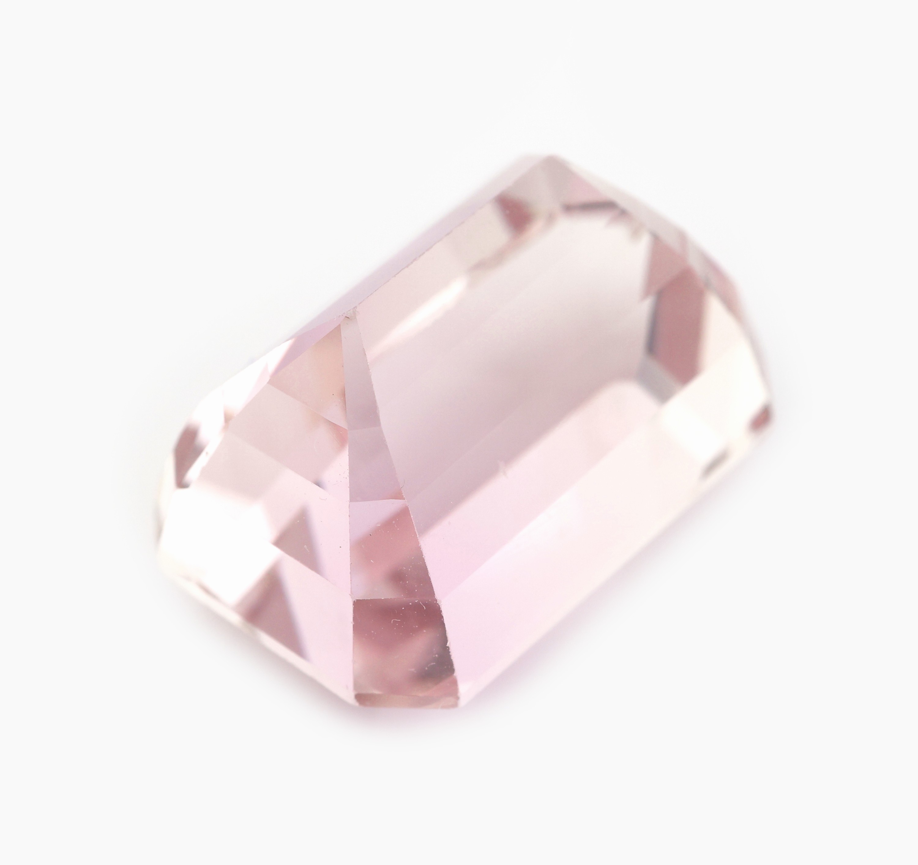 Detail b: Loser Kunzit, ca. 29.8 ct, Emerald Cut