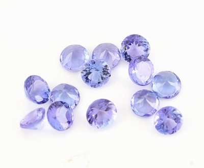 27077157a - Lot 13 loose tanzanites , total approx. 4.0 ct, round bevelled Valuation Price: 880, - ...
