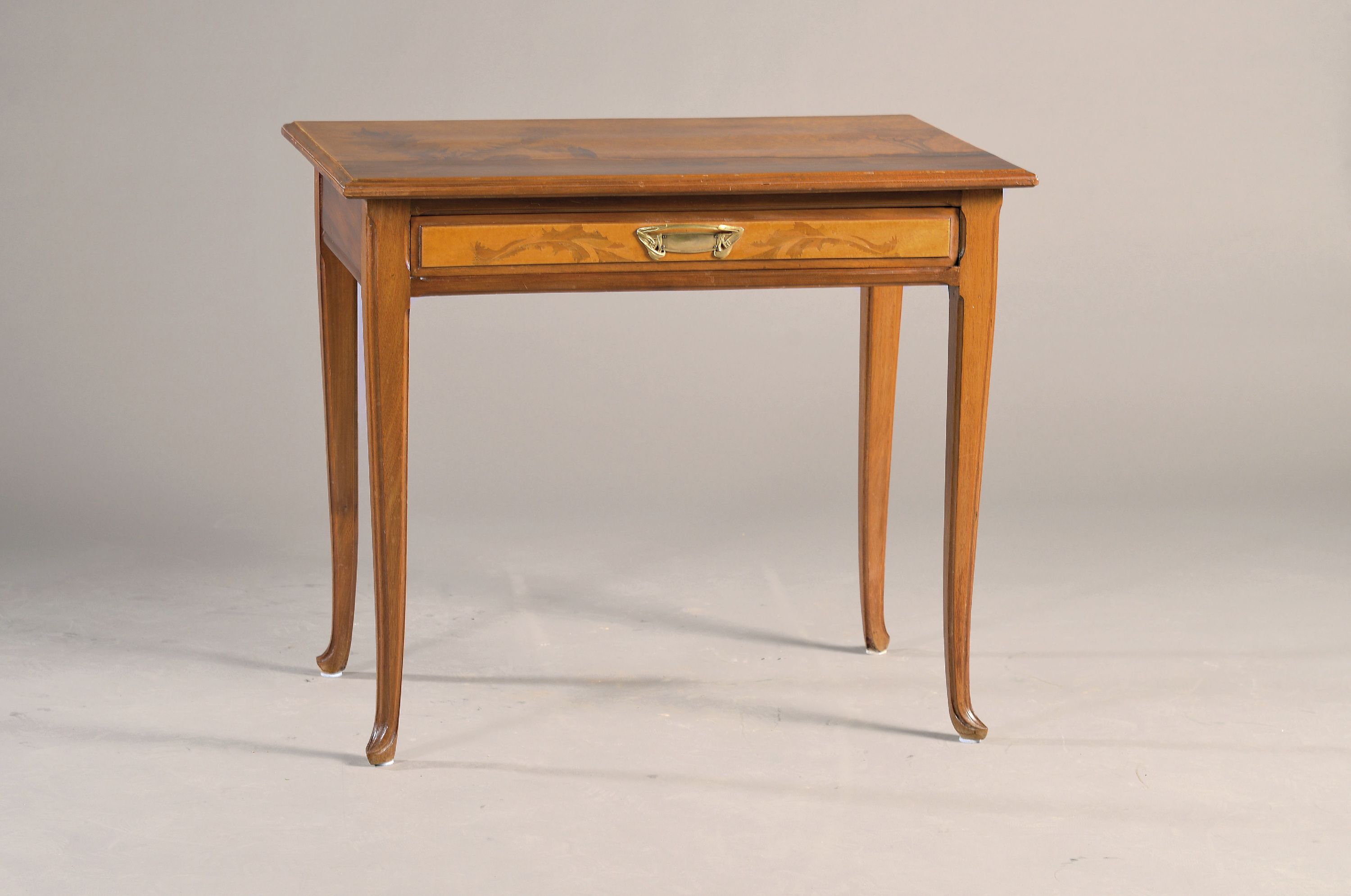 Kleiner Jugendstil Schreibtisch, Frankreich, um 1900, Majorelle, Mahagoni massiv, Deckplatte aufwendig intarsiert aus diversen Hölzern mit ...