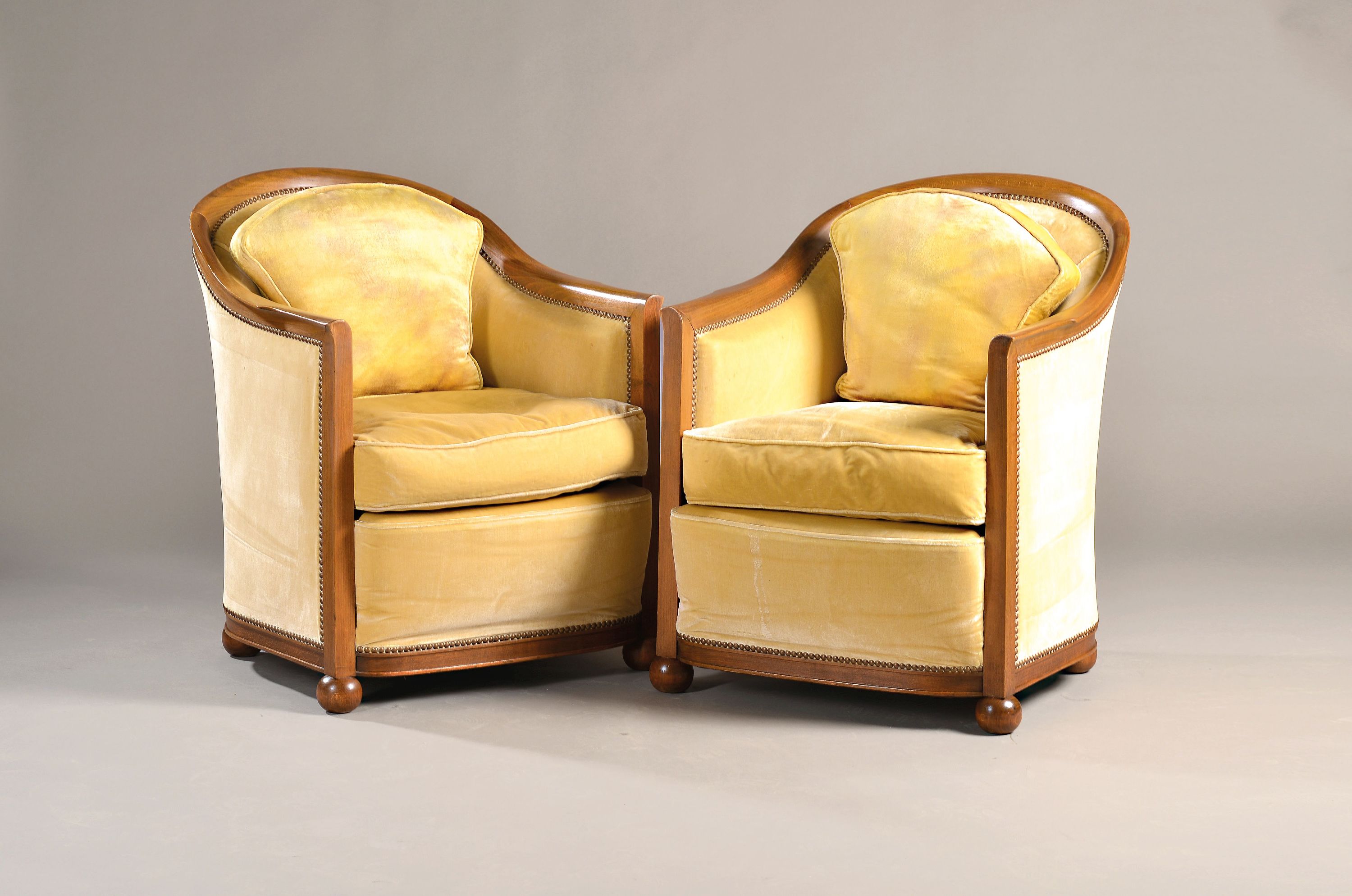 Paar Sessel, Art-Deco, um 1930, Buche massiv Nußbaum gebeizt, Schellack poliert, Sessel mit gutem Polster, gelb-goldener Mohairstoff, ca. 82x68x78 ...