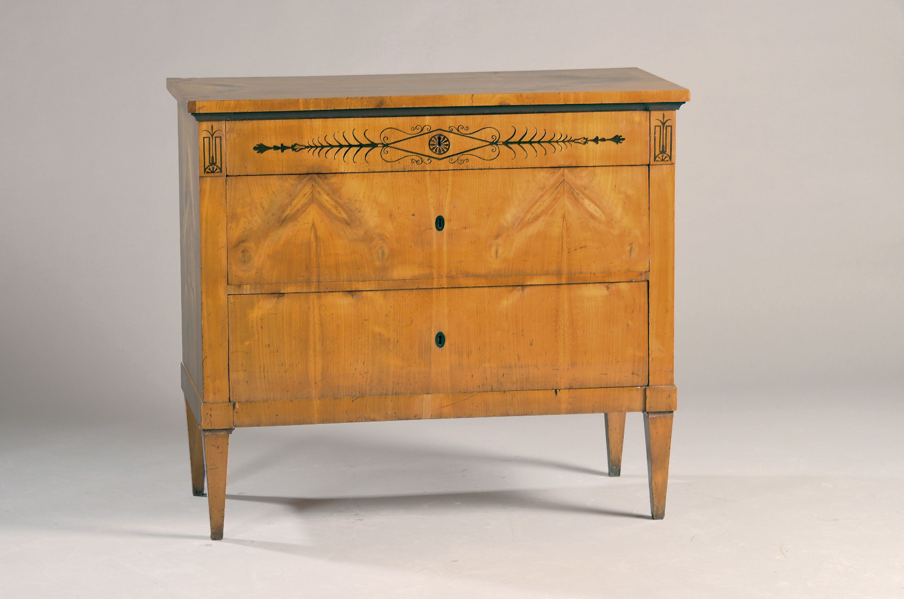 Elegante Biedermeier Kommode, wohl mitteldeutsch, um 1820, 3 Schubladen, auf hohen spitzen Füßen, Kirschbaumfurnier, Oberfläche mit alter ...