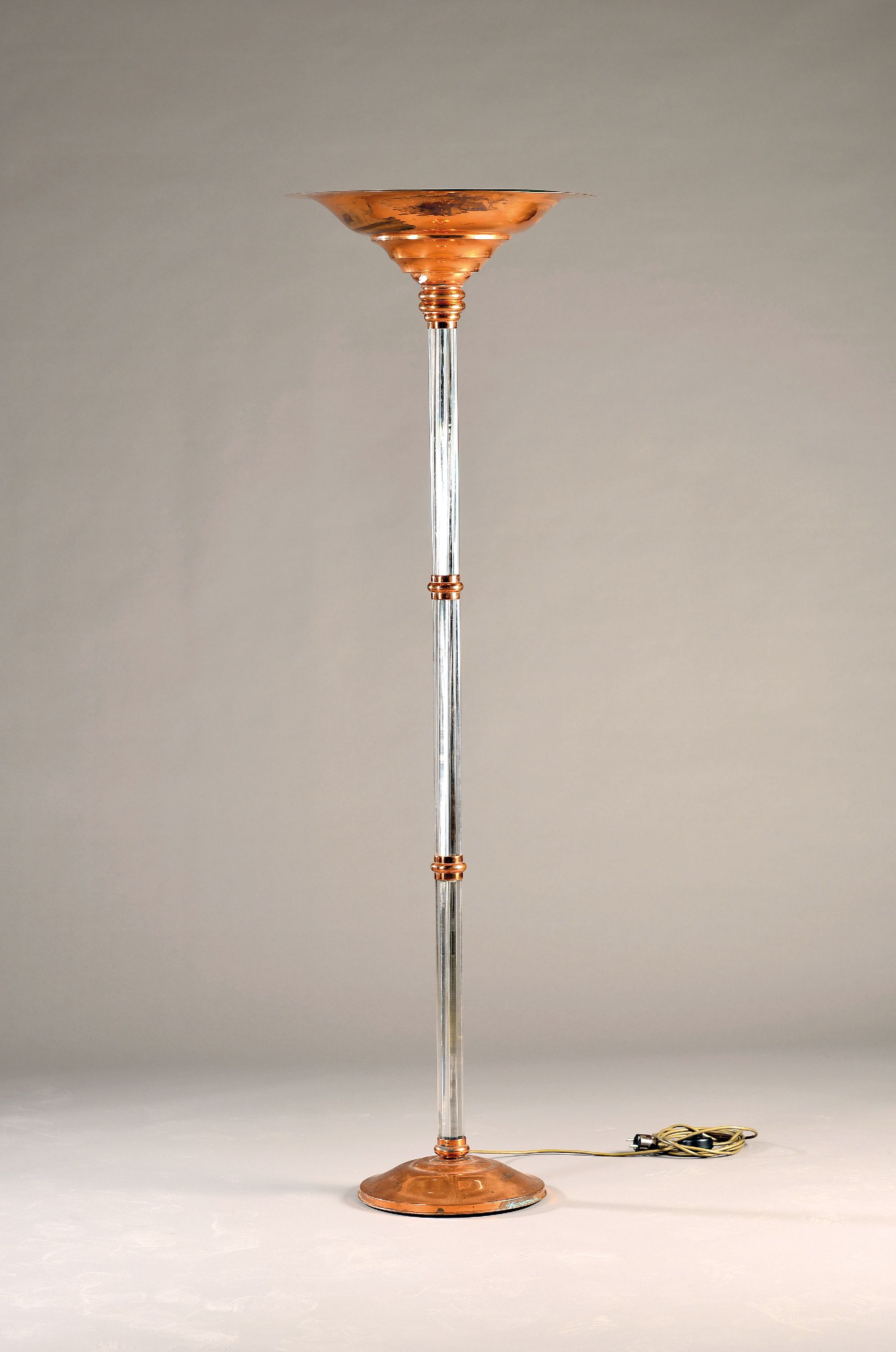 Image 27077560 - Art-Deco Stehlampe, um 1925, runder Fuß und großer Schirm in Kupferblech, Lampenschaft ...
