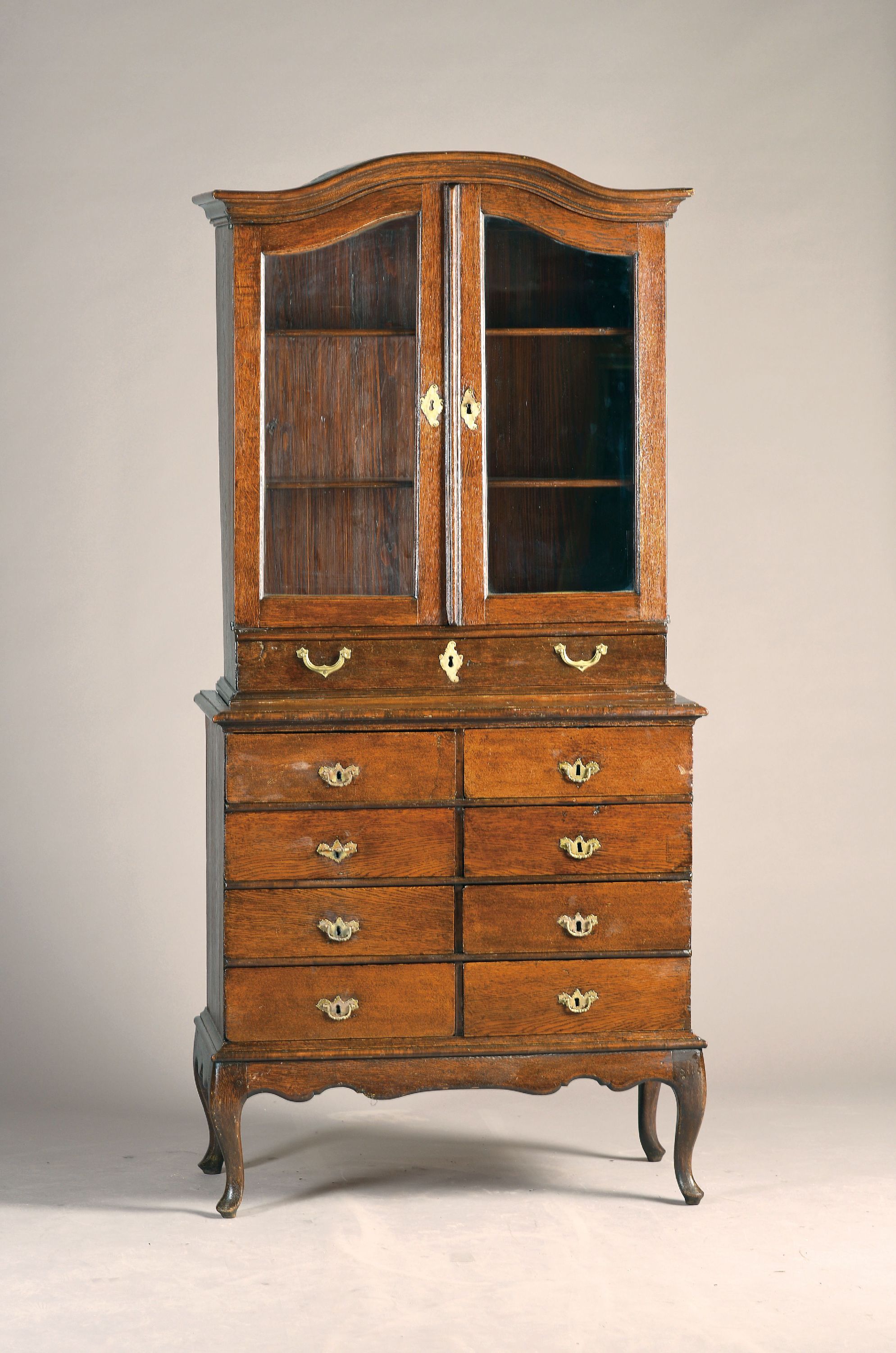 Image 27077562 - Aufsatzvitrine, England, um 1860, Eichefurnier, Oberteil zweitürig verglast mit einer ...