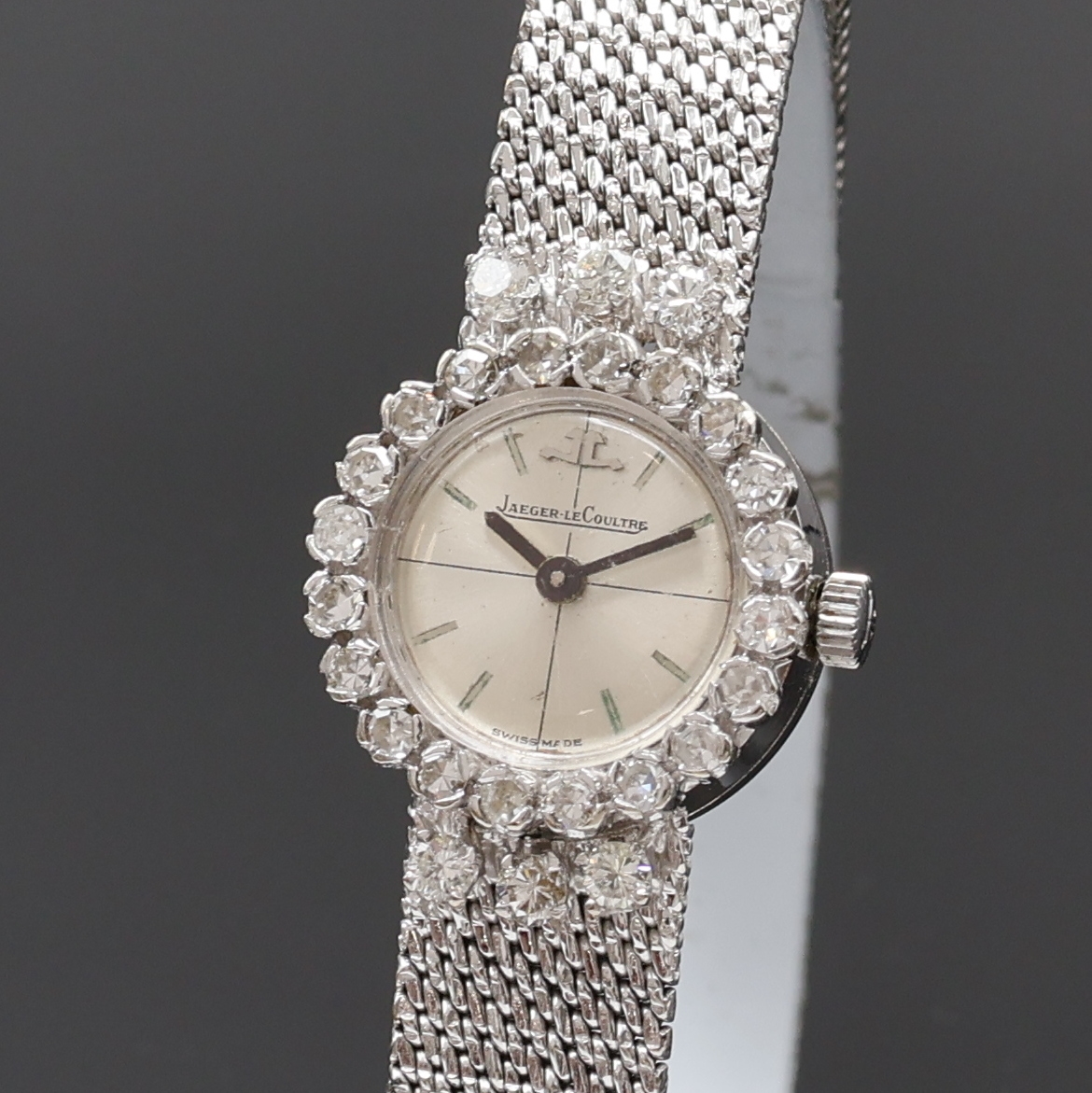 Detail a: Damenarmbanduhr in WG 750/000 mit Diamantlünette bezeichnet Jaeger-LeCoultre, quarz, neutr. Geh. um 1960, Werk und Zifferblatt getauscht, Boden ...