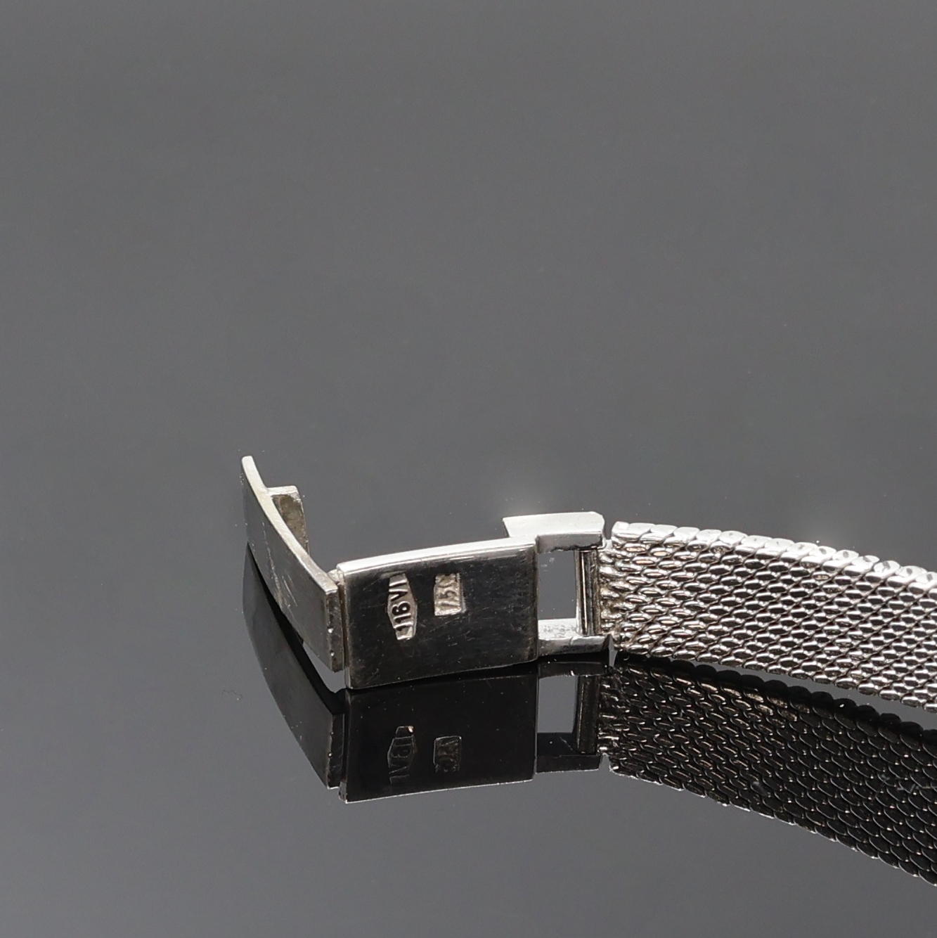 Detail b: Damenarmbanduhr in WG 750/000 mit Diamantlünette bezeichnet Jaeger-LeCoultre, quarz, neutr. Geh. um 1960, Werk und Zifferblatt getauscht, Boden ...