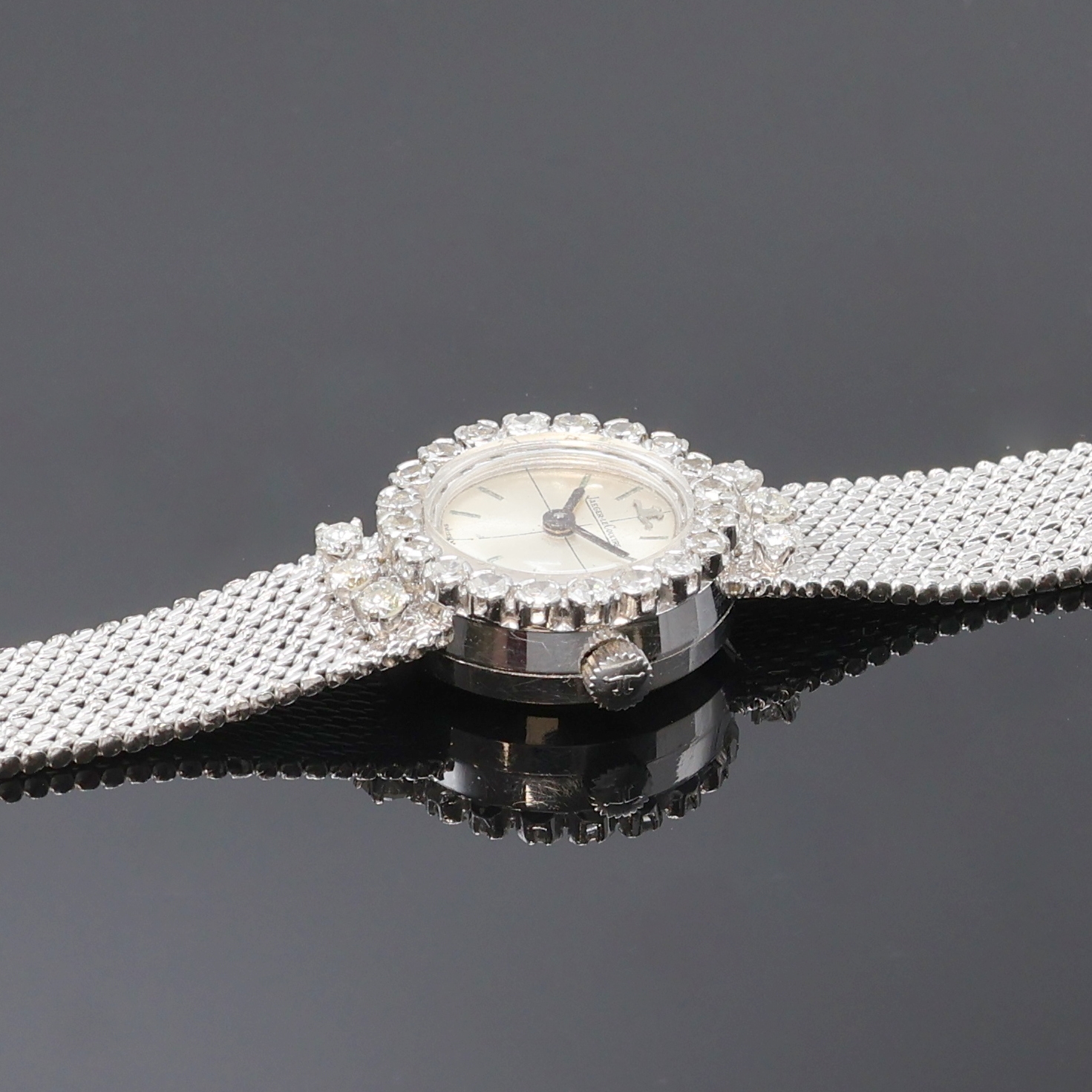 Detail c: Damenarmbanduhr in WG 750/000 mit Diamantlünette bezeichnet Jaeger-LeCoultre, quarz, neutr. Geh. um 1960, Werk und Zifferblatt getauscht, Boden ...