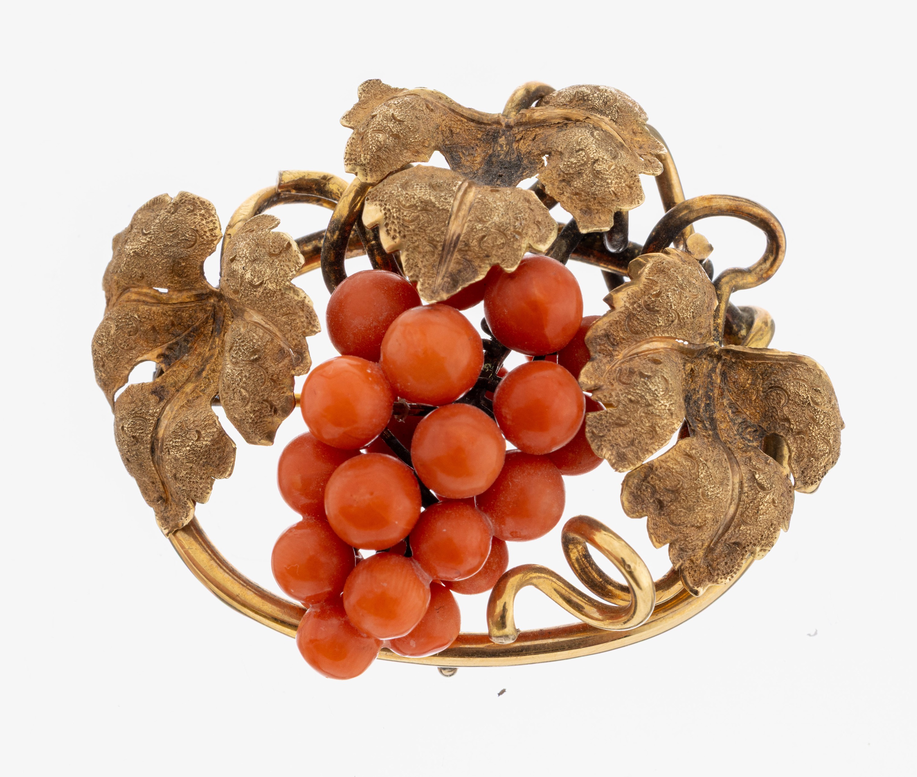 Image 27077590 - 14 kt Gold Korallen-Brosche, um 1830-40, GG585/000 gepr., Weinlaubdekor, Blätter ...