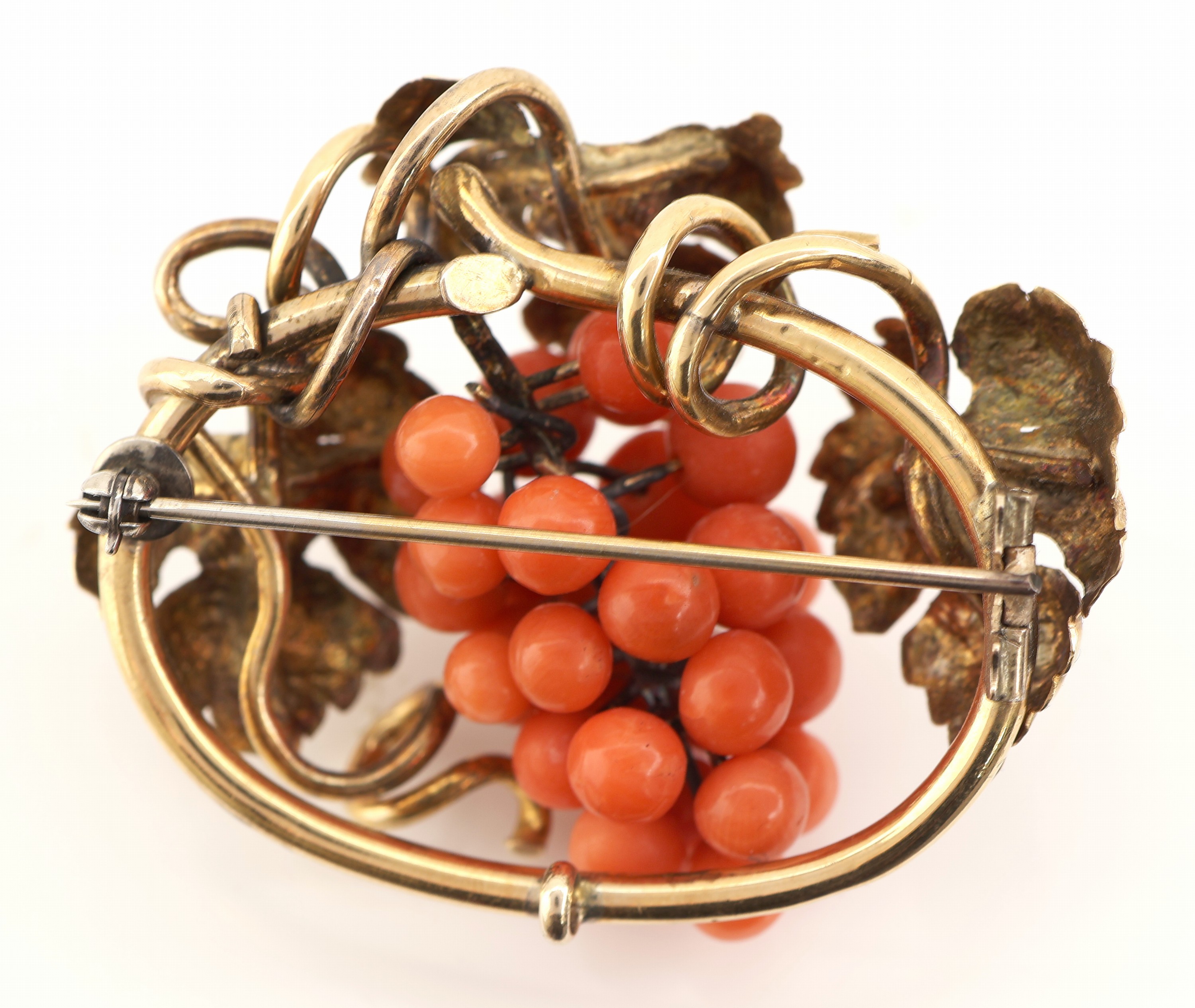Detail b: 14 kt Gold Korallen-Brosche, um 1830-40, GG585/000 gepr., Weinlaubdekor, Blätter graviert, Korallenkugeln als Beeren, ca. 4.5 x4 cm, ...