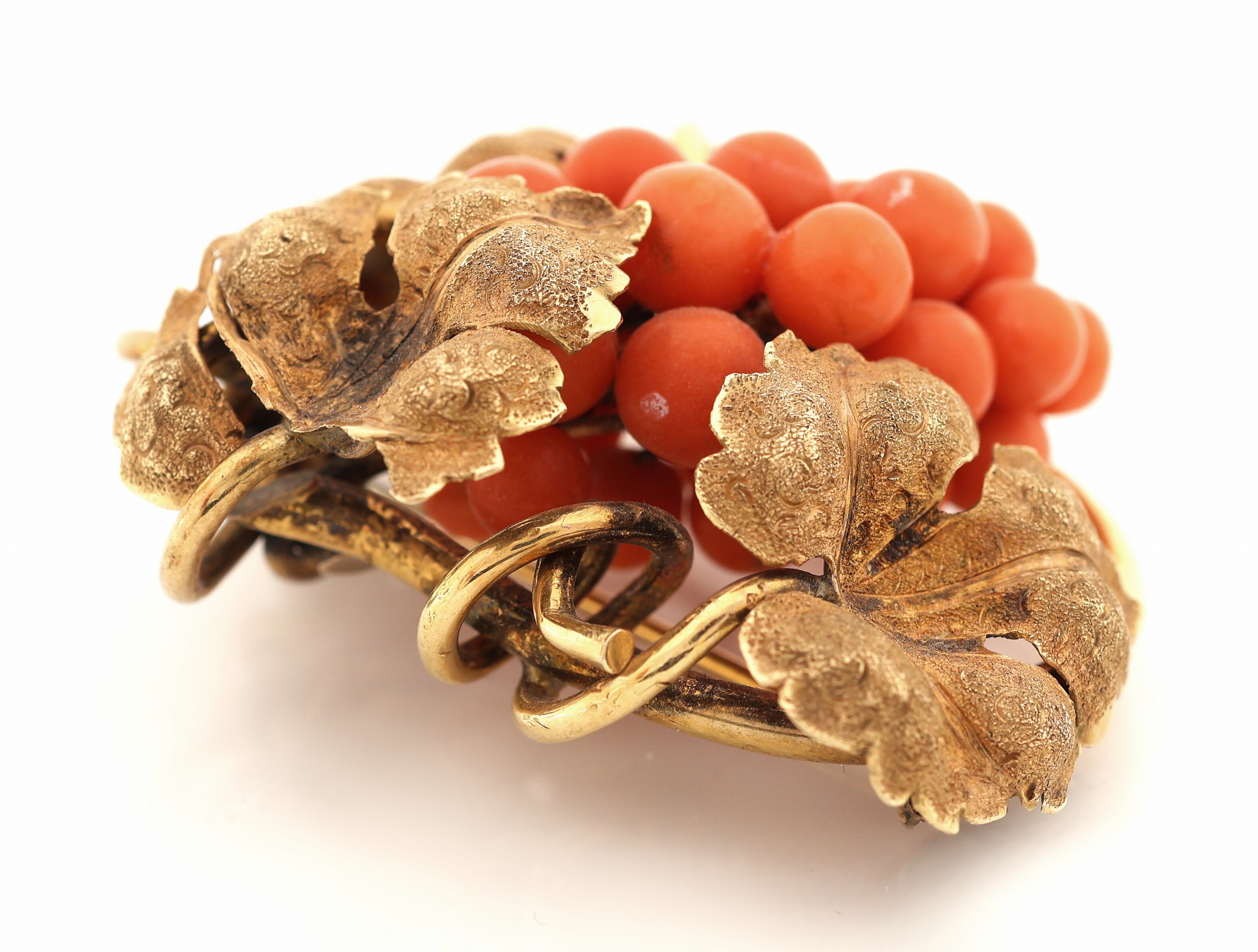 Detail c: 14 kt Gold Korallen-Brosche, um 1830-40, GG585/000 gepr., Weinlaubdekor, Blätter graviert, Korallenkugeln als Beeren, ca. 4.5 x4 cm, ...