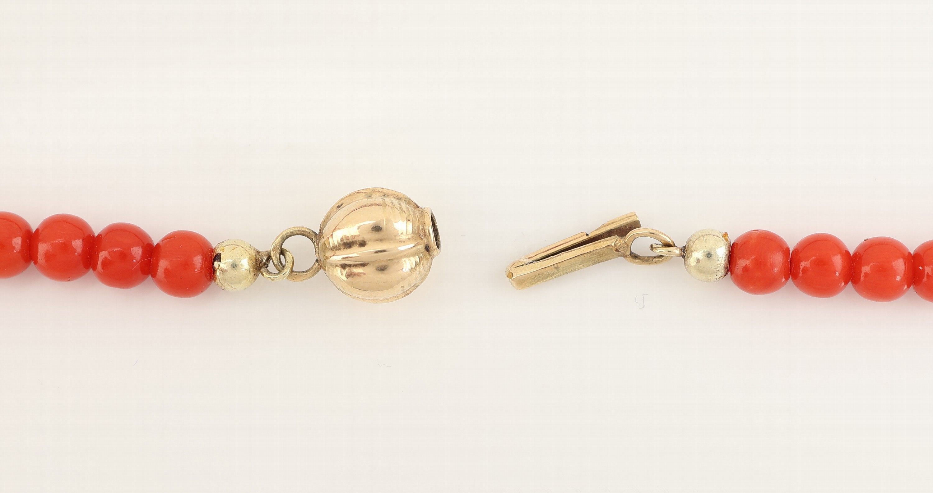 Detail a: Korallen-Collier, Korallen-Kugeln im Verlauf, D. ca. 4.9-10.7 mm, Kugelschließe Metall verg., L. ca. 50 cm, Versand nur innerhalb der EU