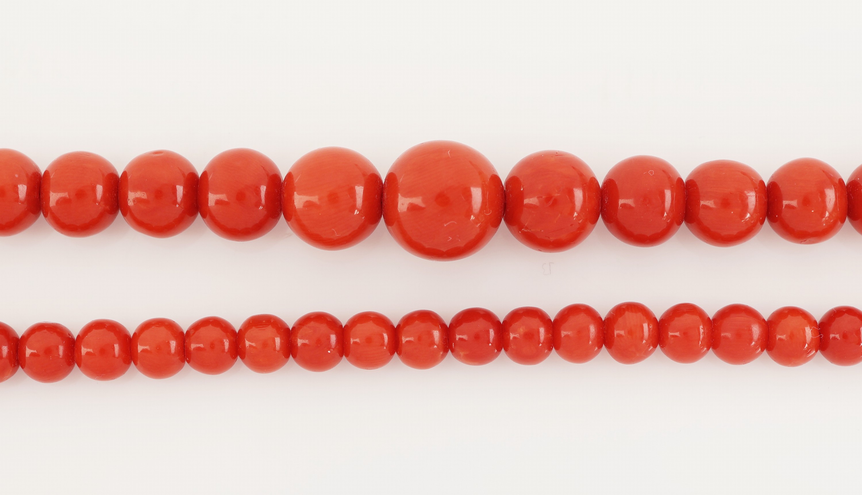 Detail b: Korallen-Collier, Korallen-Kugeln im Verlauf, D. ca. 4.9-10.7 mm, Kugelschließe Metall verg., L. ca. 50 cm, Versand nur innerhalb der EU