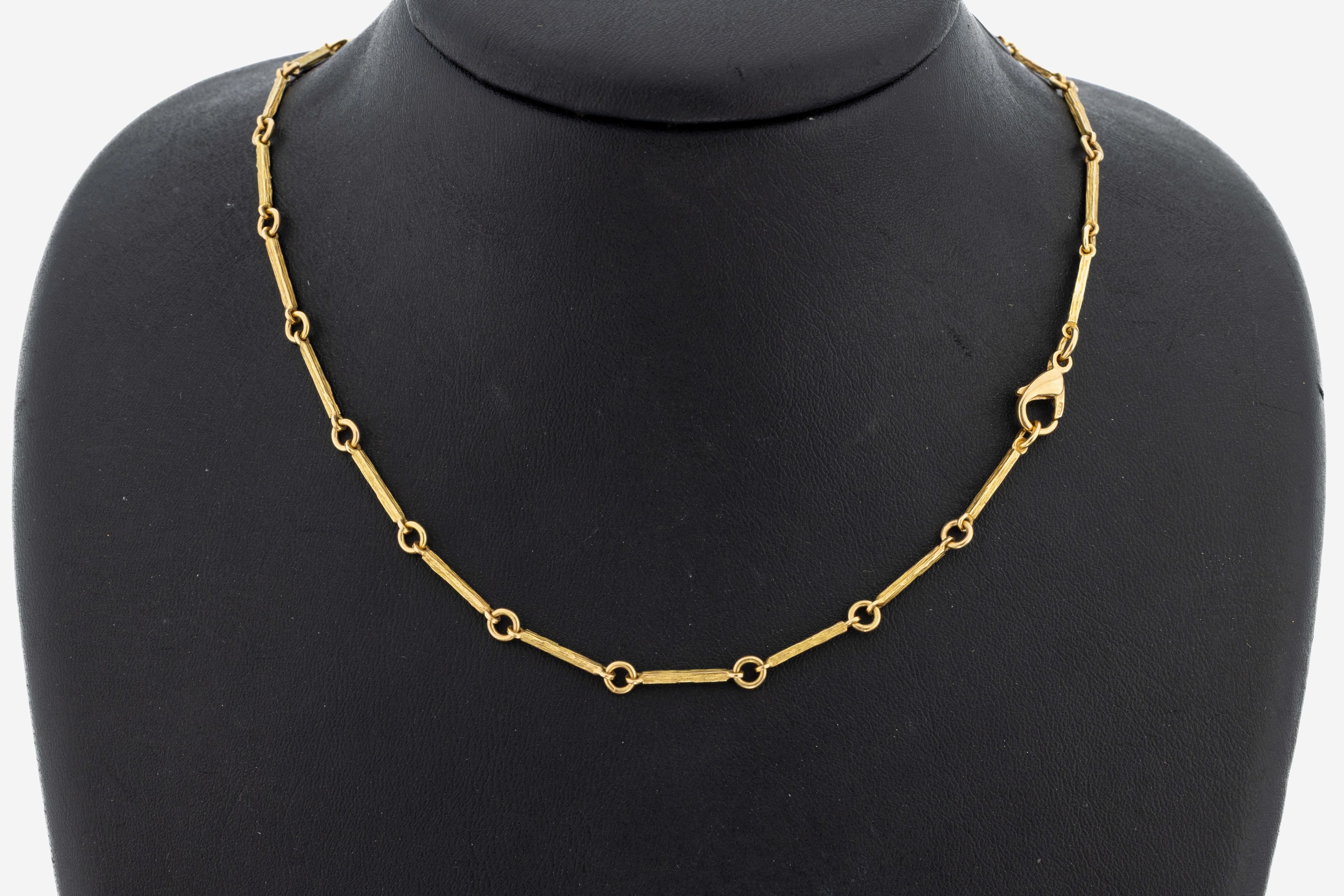Image 27077599 - 18 kt Gold Collier, GG 750/000, strukt. Stäbchen, L. ca. 43 cm, Karabinerschließe, ...
