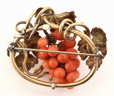 27077590b - 14 kt Gold Korallen-Brosche, um 1830-40, GG585/000 gepr., Weinlaubdekor, Blätter ...