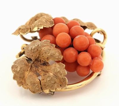 27077590d - 14 kt Gold Korallen-Brosche, um 1830-40, GG585/000 gepr., Weinlaubdekor, Blätter ...
