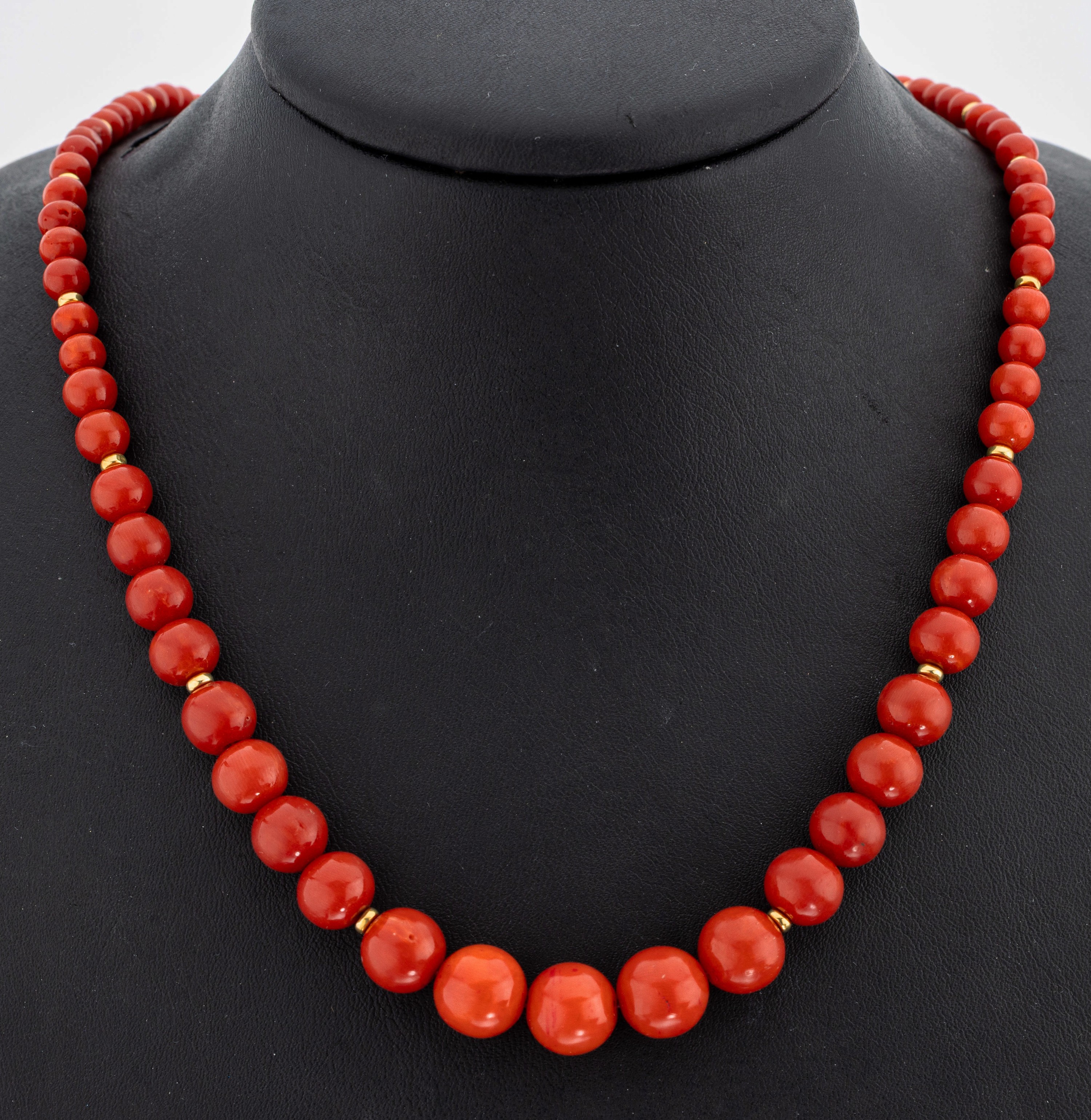 Image 27077630 - Coral-necklace with 18 kt gold clasp , YG 750/000, coral-spheres with intense colour ...