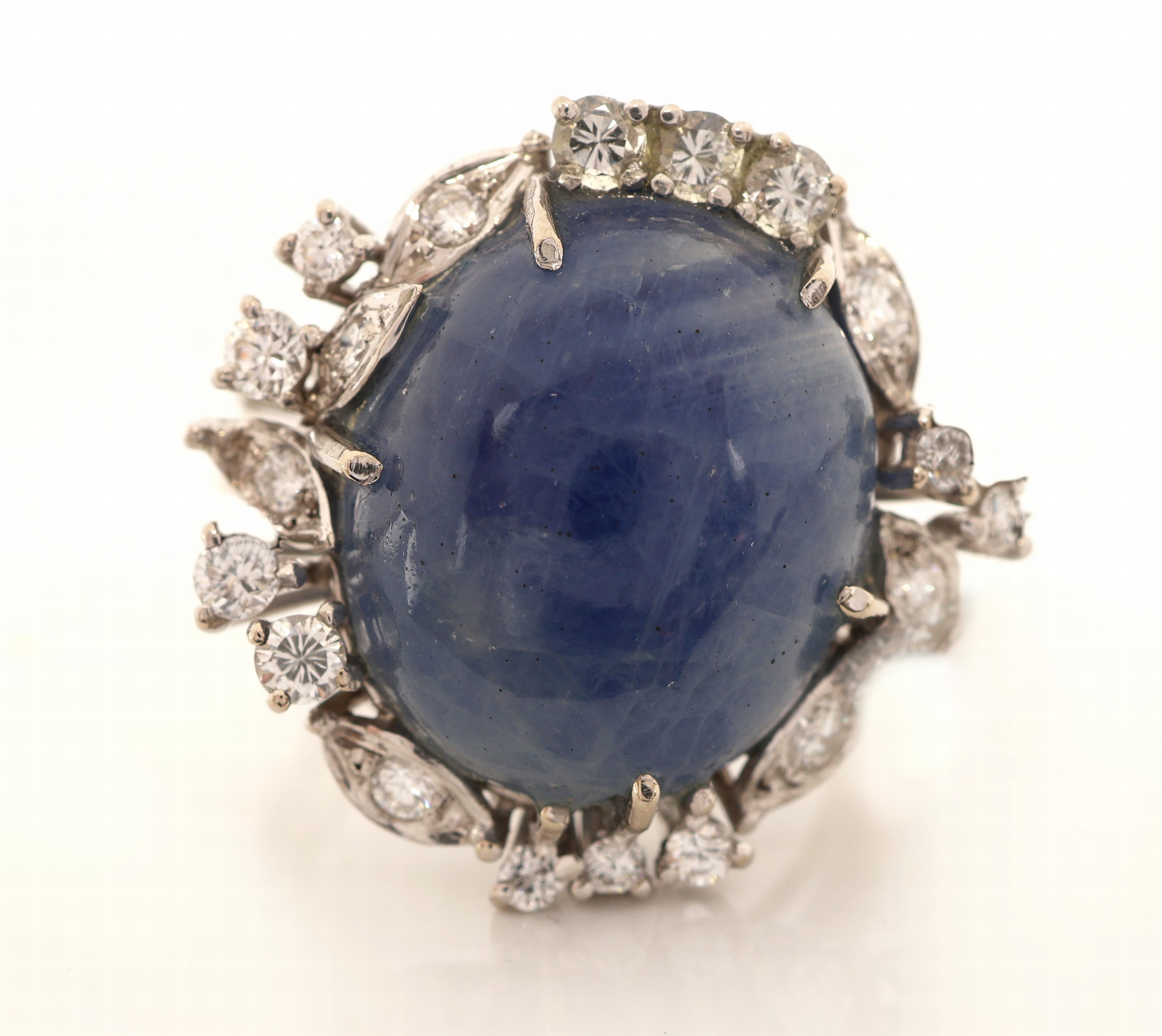 Detail a: ENTFÄLLT 18 kt Gold Saphir-Brillant-Ring, WG 750/000, Saphir-Cabochon ca. 28.0 ct, 21 Brillanten zus. ca. 1.20 ct Weiß/si, RW 65, ca. 15.8 g