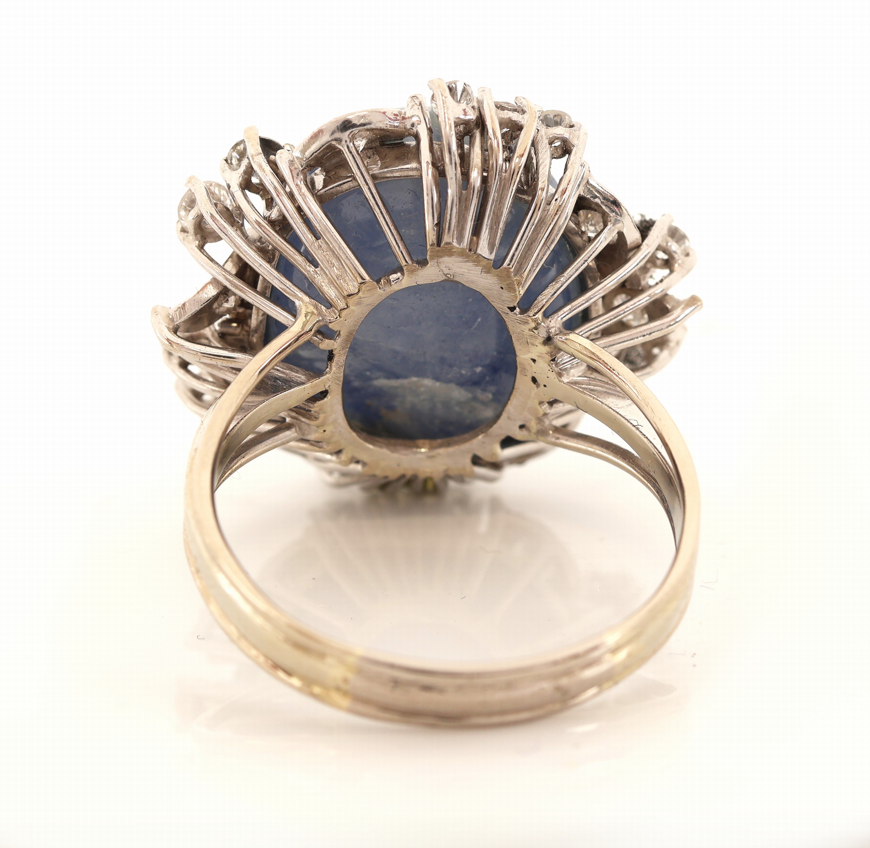 Detail b: ENTFÄLLT 18 kt Gold Saphir-Brillant-Ring, WG 750/000, Saphir-Cabochon ca. 28.0 ct, 21 Brillanten zus. ca. 1.20 ct Weiß/si, RW 65, ca. 15.8 g