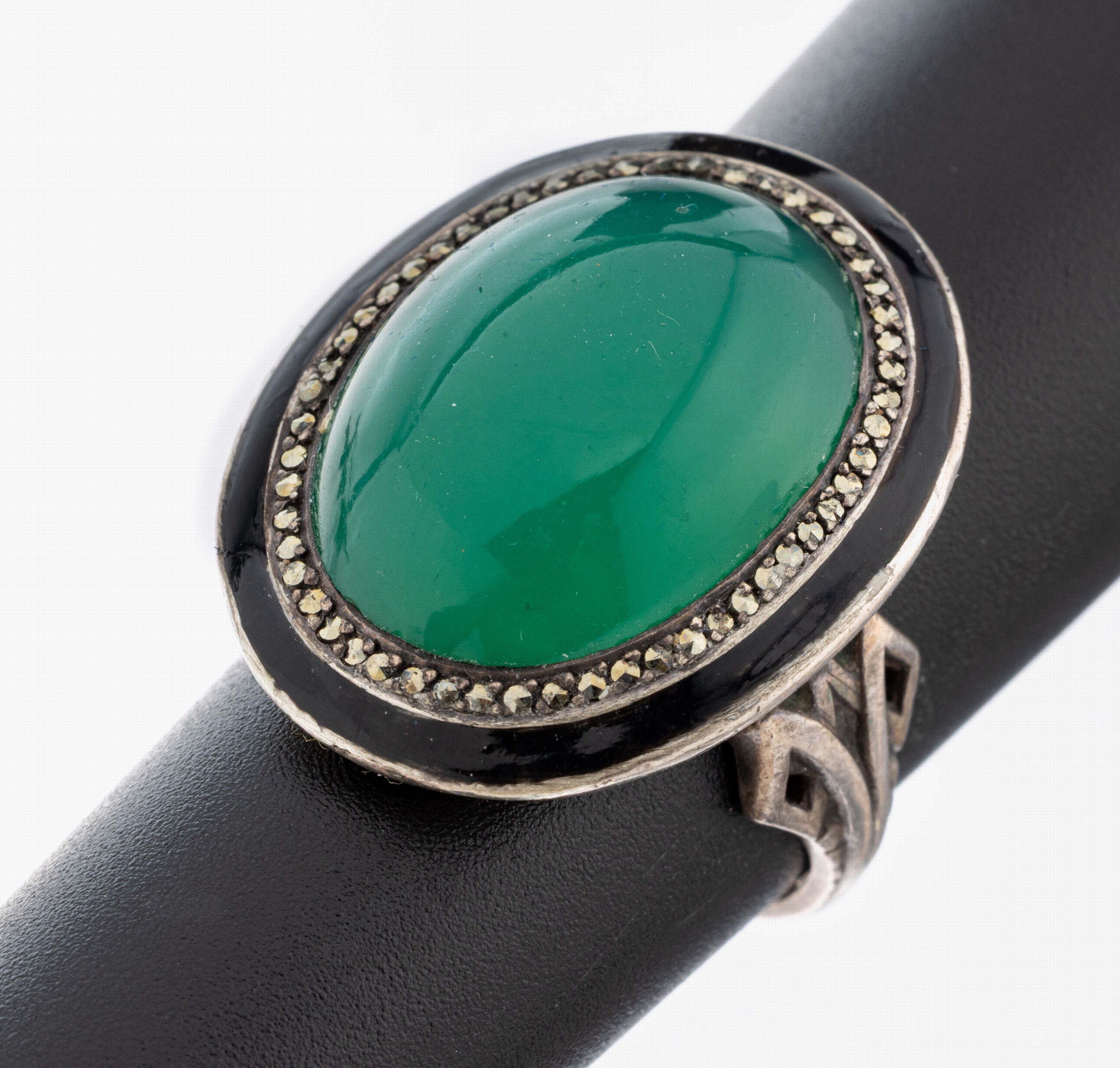 Image 27077686 - Art Deco Achat-Markasit-Ring, um 1925-30, Silber gepr., mittig grüner Achat-Cabochon, ...