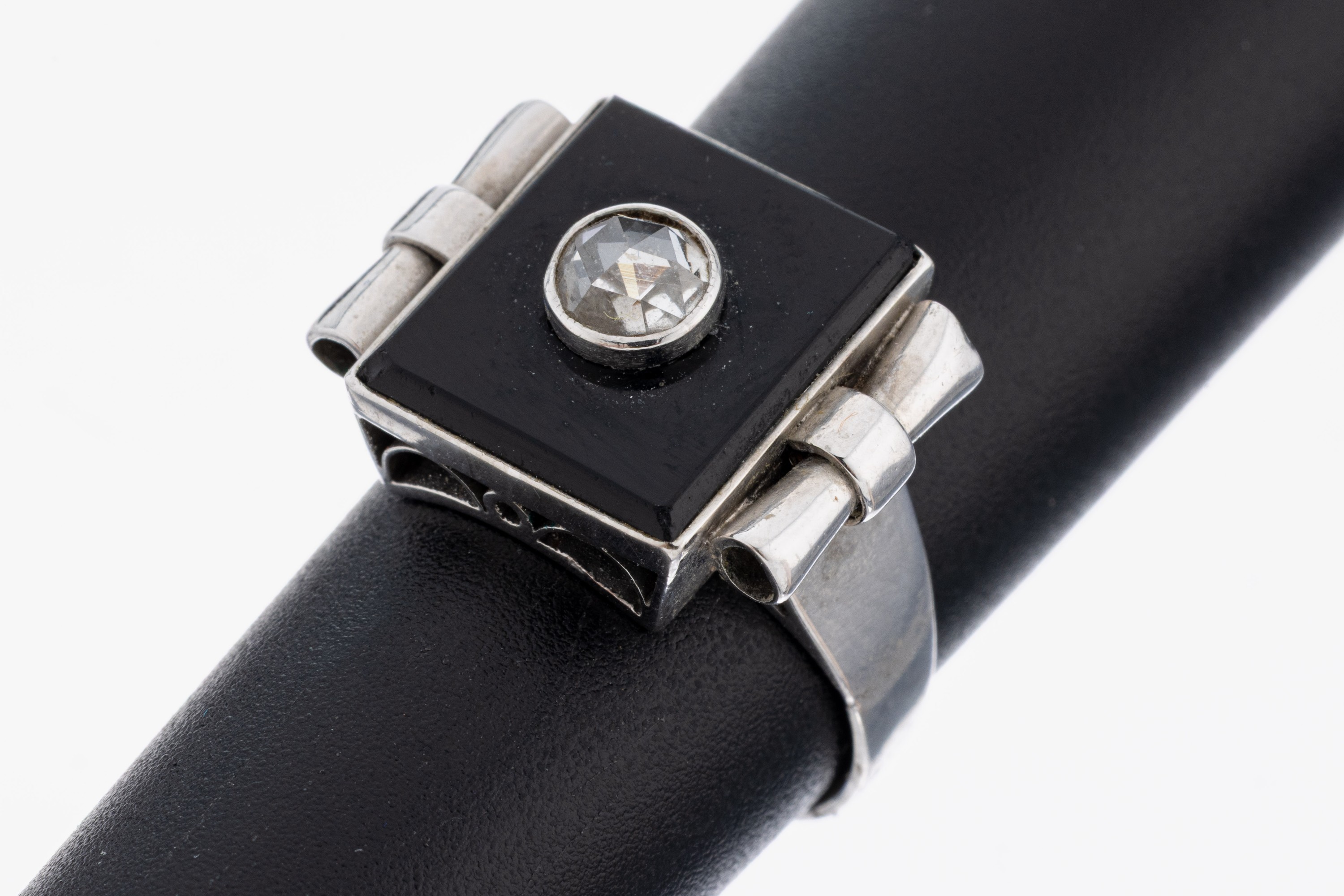 Image 27077688 - Art Deco Platin Onyx-Diamant-Ring, um 1925, Pt gepr., Onyxplatte, Diamantrose ca. 0.25 ...
