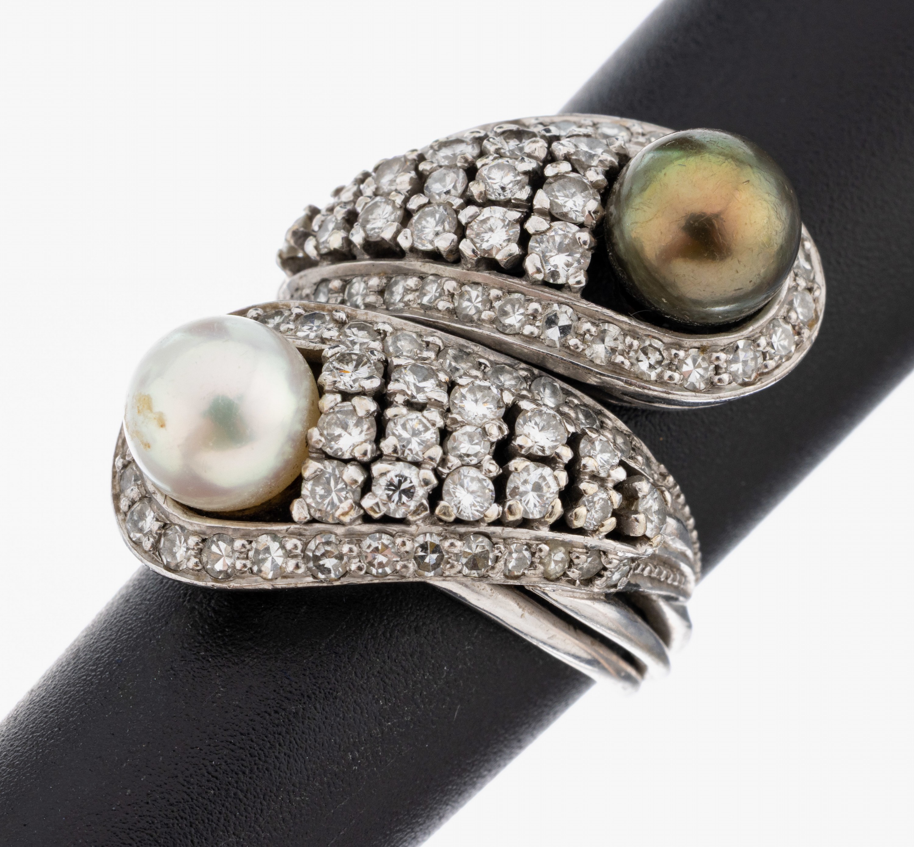 14 kt Gold Perl-Diamant-Ring, WG 585/000, 2Zuchtperlen 1 x weiß 1 x anthrazit, D. ca. 7 mm, 28 Brillanten und 52 8/8-Diamanten zus. ca. 1.10 ct ...