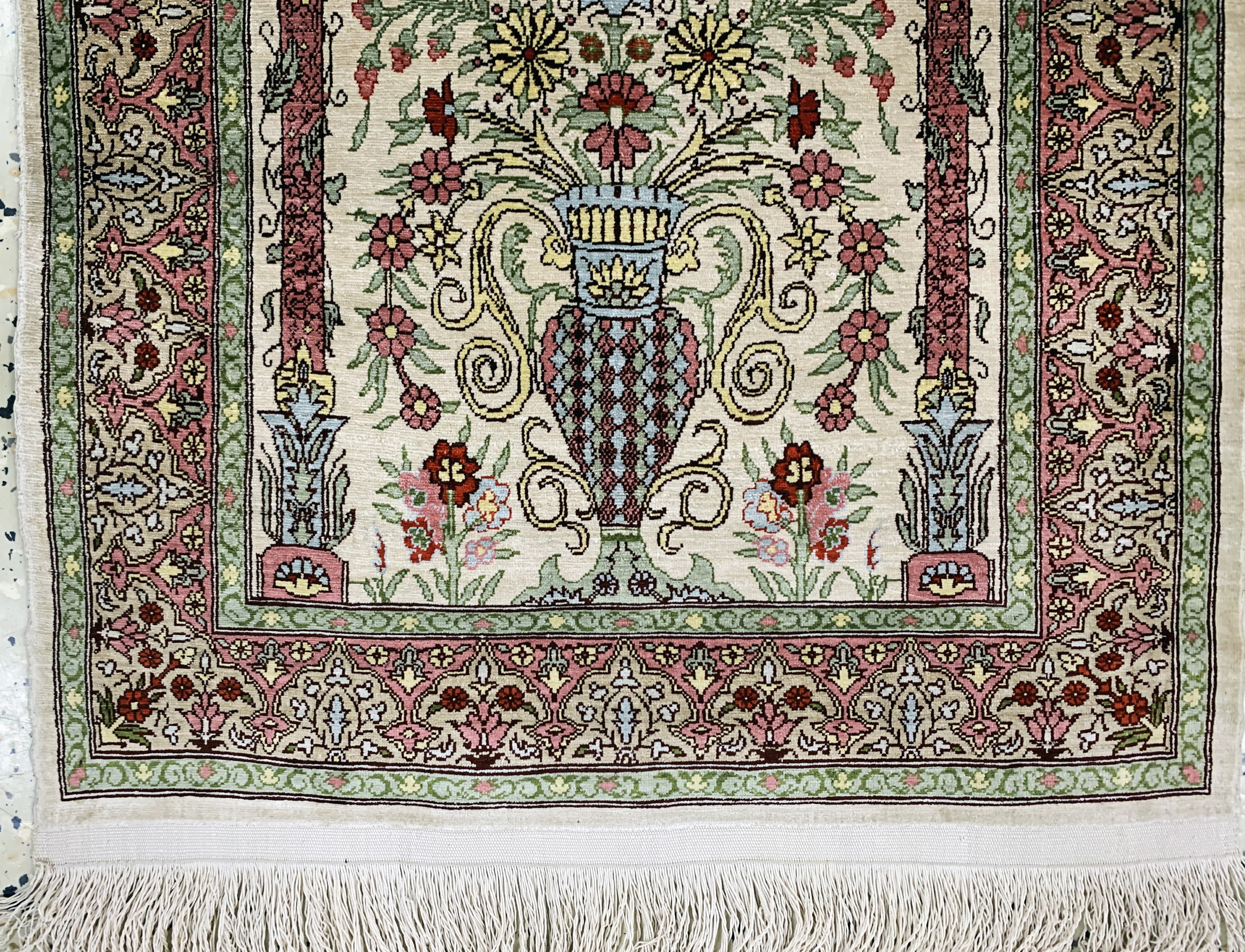 Detail b: Hereke Seide signiert, Türkei, Mitte 20.Jhd, reine Naturseide, ca. 93 x 59 cm, EHZ:1-2