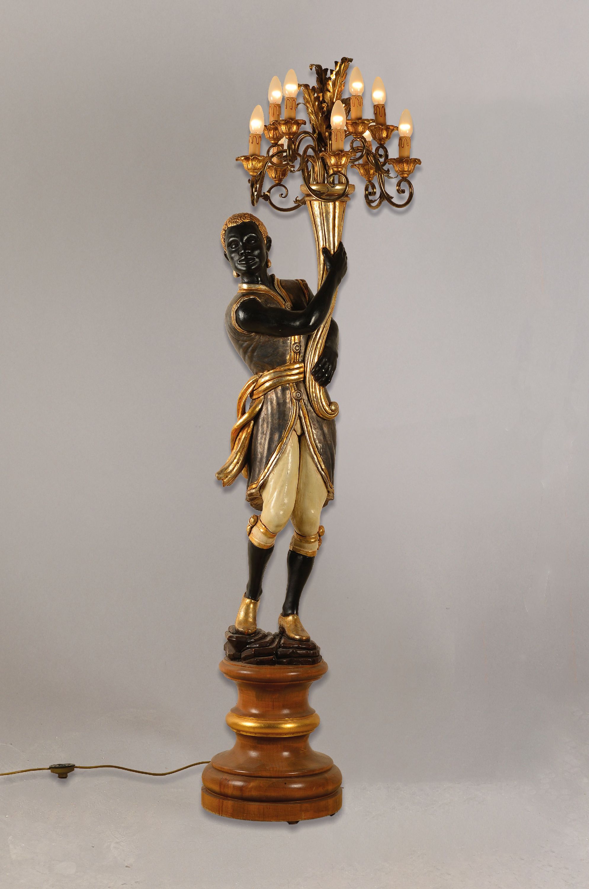Figurenleuchter nach venezianischem Vorbild, 10 Brennstellen auf zwei Ebenen, Holz geschnitzt u. bunt gefasst, Goldstaffage, Elektr. funktionsfähig, ...