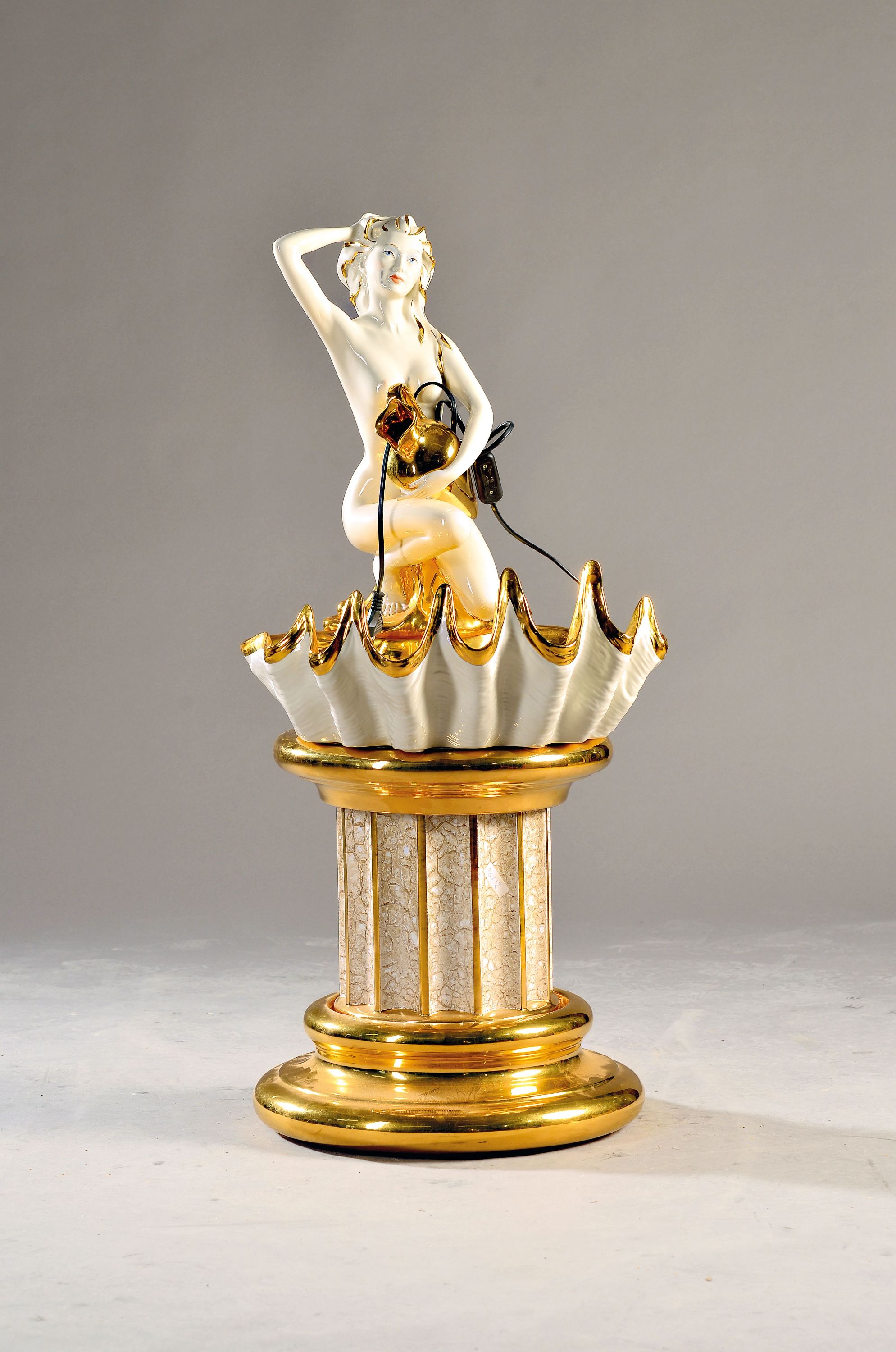 Image 27077797 - Zimmerbrunnen, Capodimonte, Ende 20. Jh., Keramik, Italien, auf Säulenfuß große ...
