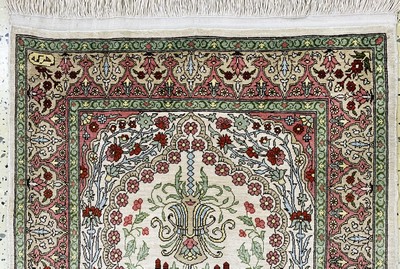 27077795a - Hereke Seide signiert, Türkei, Mitte 20.Jhd, reine Naturseide, ca. 93 x 59 cm, EHZ:1-2 ...