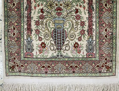 27077795b - Hereke Seide signiert, Türkei, Mitte 20.Jhd, reine Naturseide, ca. 93 x 59 cm, EHZ:1-2 ...