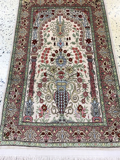 27077795e - Hereke Seide signiert, Türkei, Mitte 20.Jhd, reine Naturseide, ca. 93 x 59 cm, EHZ:1-2 ...