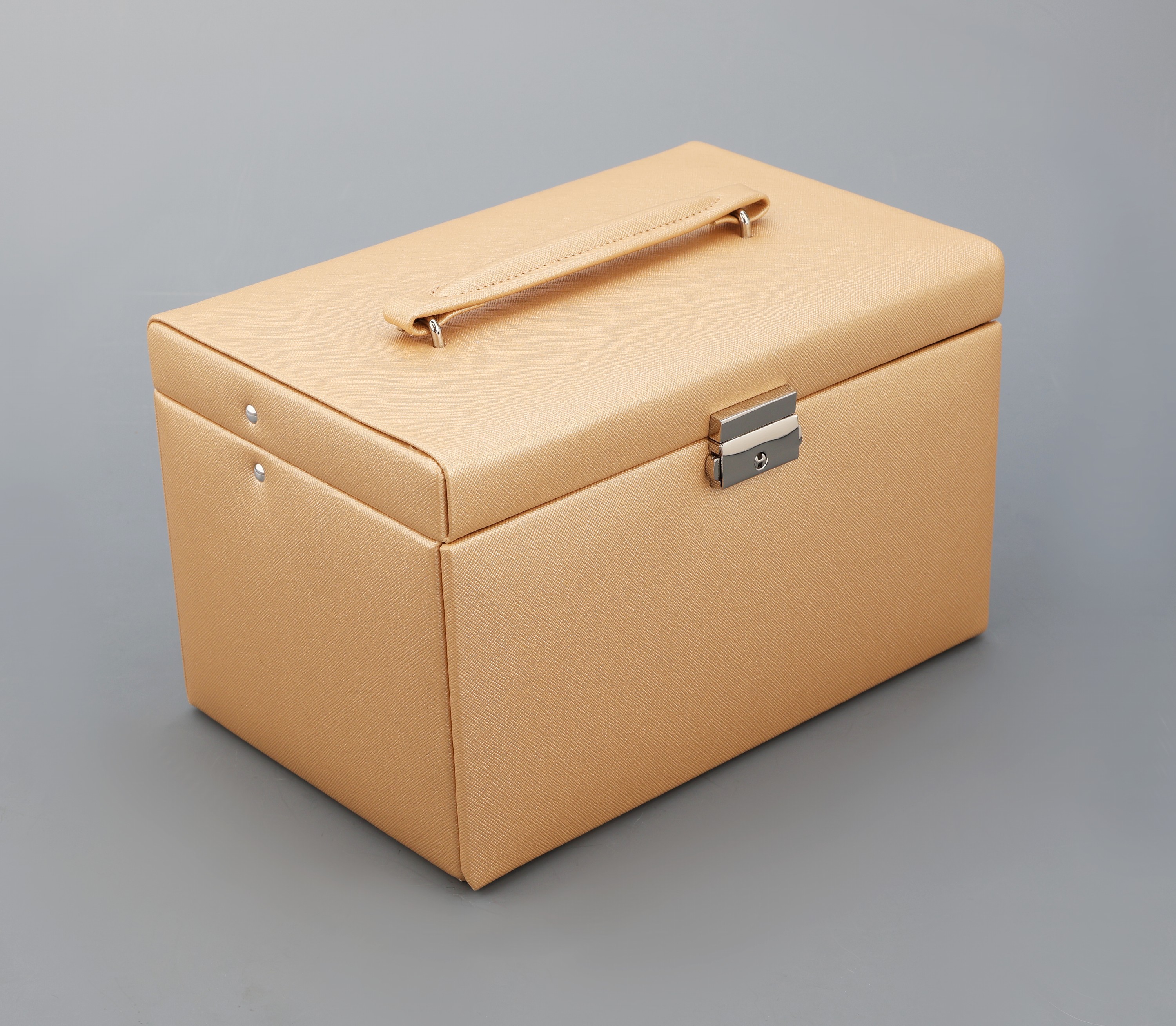 Detail a: Schmuckkoffer aus goldfarb. Feinsynthetik, Kreuznarbendekor, beiges Innenfutter, Innenspiegel, 2 Fächer mit Abdeckkissen, Ringleisten, 3 Schubladen ...