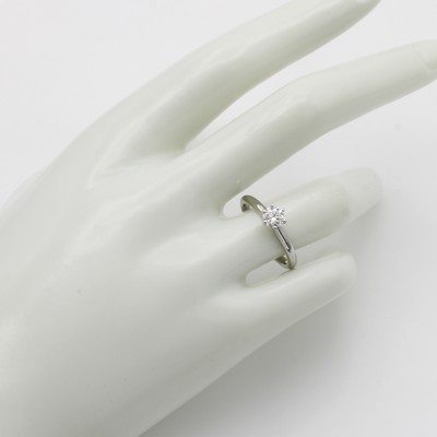 27079105b - Ring mit Brillantsolitär, WG 750/000, Brill.in 6er Krappenfassung 0.50 ct Weiß/si, RW ...