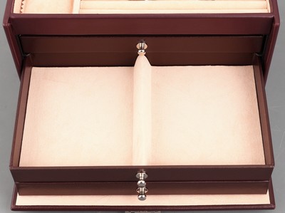 27079110b - Schmuckkoffer aus weinrotem Glattleder, Innenausstattung aus altrosafarbenen ...