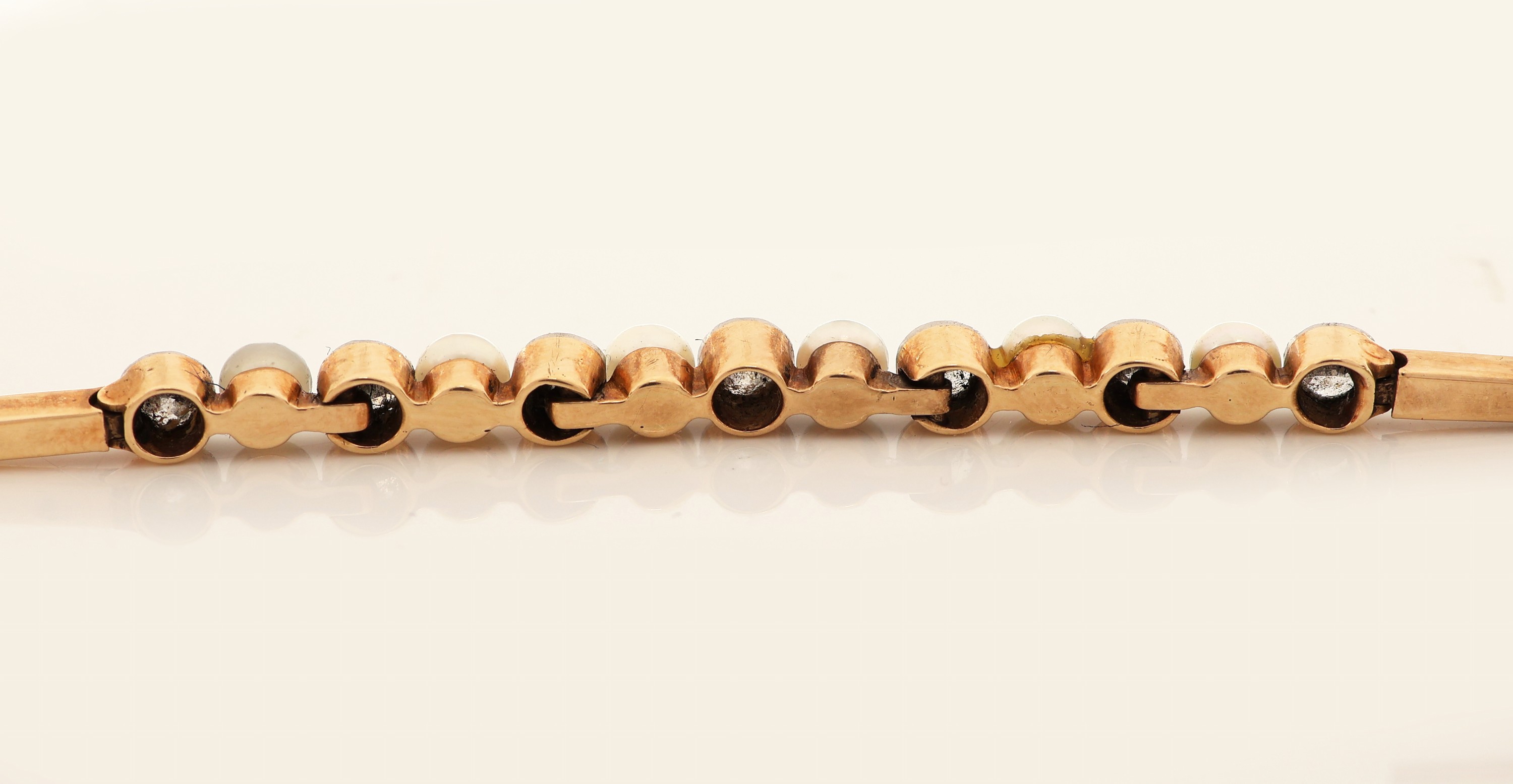 Detail c: 14 kt Gold Jugendstil Diamant-Perl-Armband, um1890-1900, RG 585/000, Mittelteil schauseitig Platin, 7 Altschliffdiamanten zus.ca. 0.58 ct Weiß/si, ...
