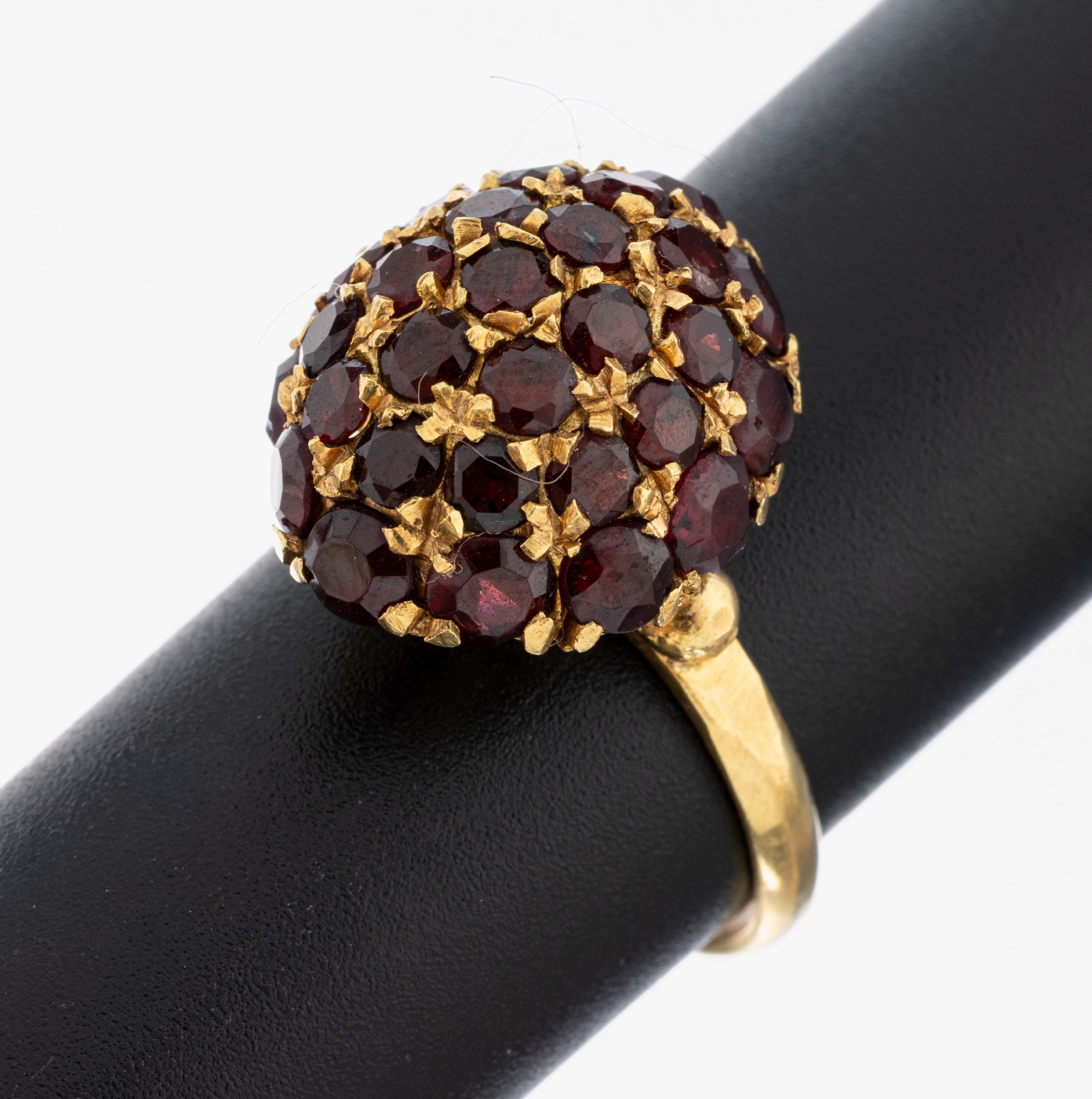 Image 27079611 - 18 kt Gold Granat-Ring, GG 750/000, hoch aufgebauter Ringkopf, rundfacett. Granate, RW ...