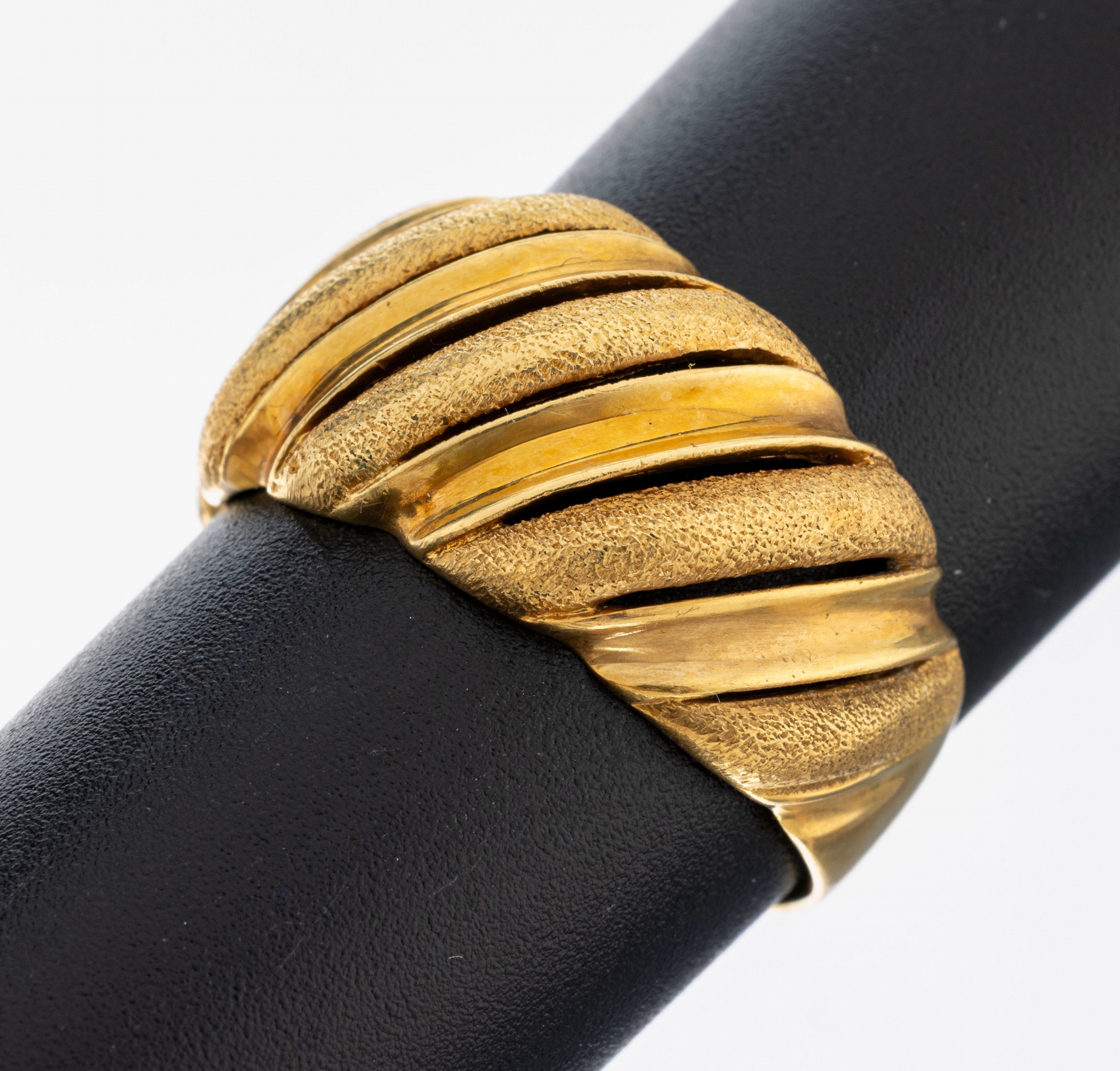 Image 27079622 - 18 kt Gold Ring, GG 750/000, gerillter Ringkopf strukt. und pol., RW 59, ca. 5.3 g