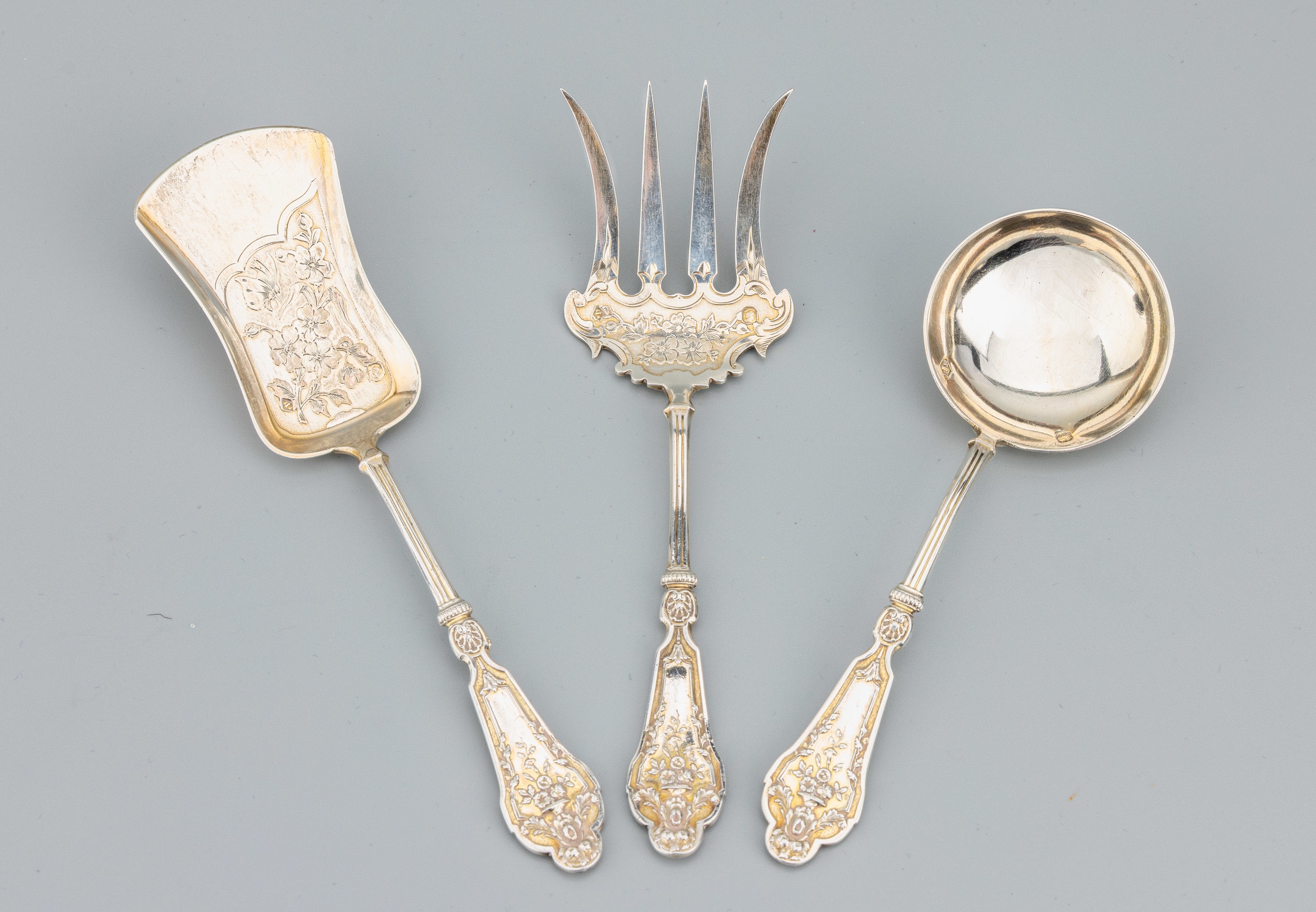 Image 27079739 - 3-teiliges Petits Fours-Vorlegebesteck, Frankreich um 1900, 950er Silber, Reste alter ...